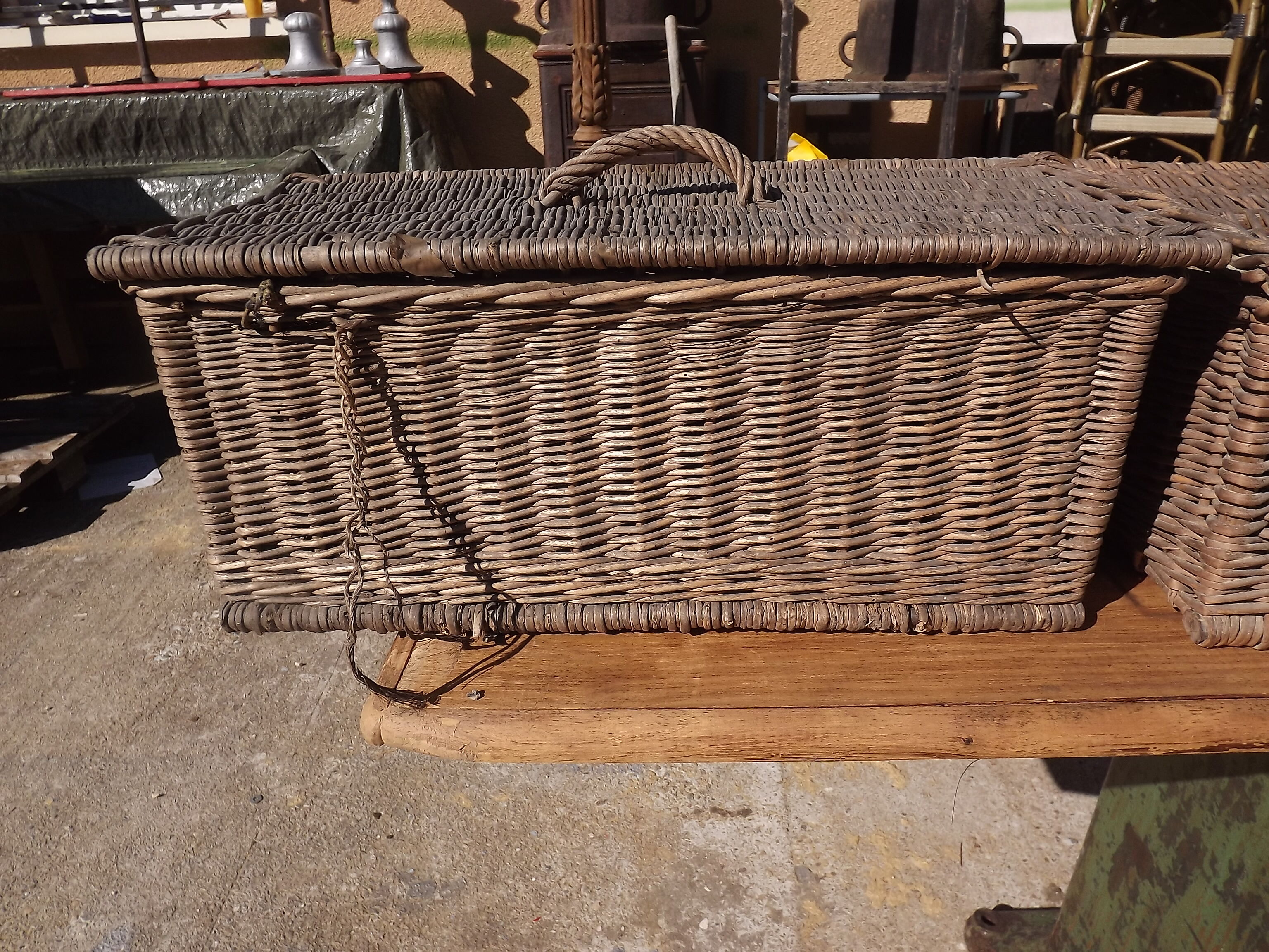 3 panières, old Wicker suitcases