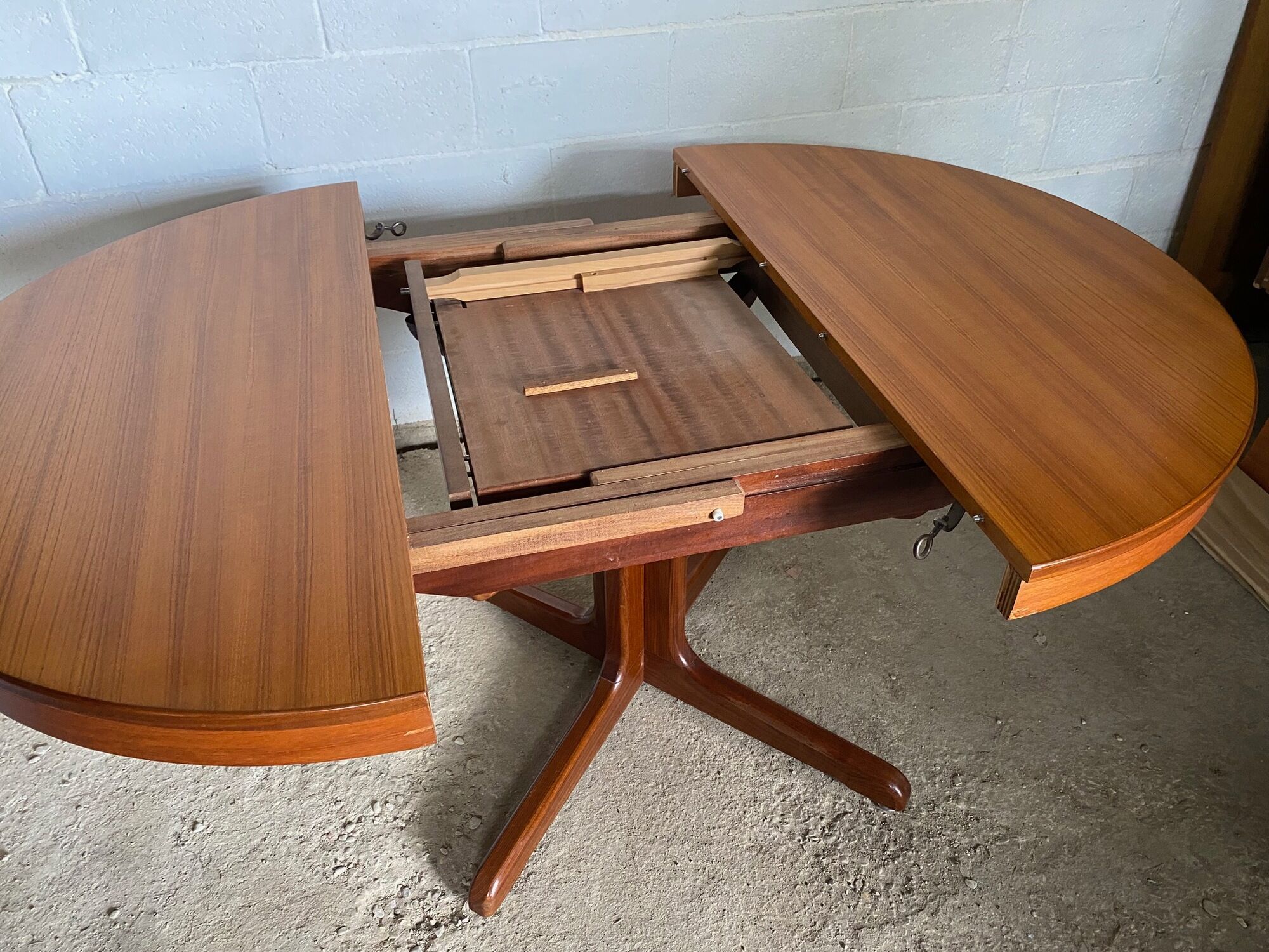 Table ronde dia 116cm extensible type Scandinave en teck et placage de teck an 1960