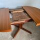 Table ronde dia 116cm extensible type Scandinave en teck et placage de teck an 1960