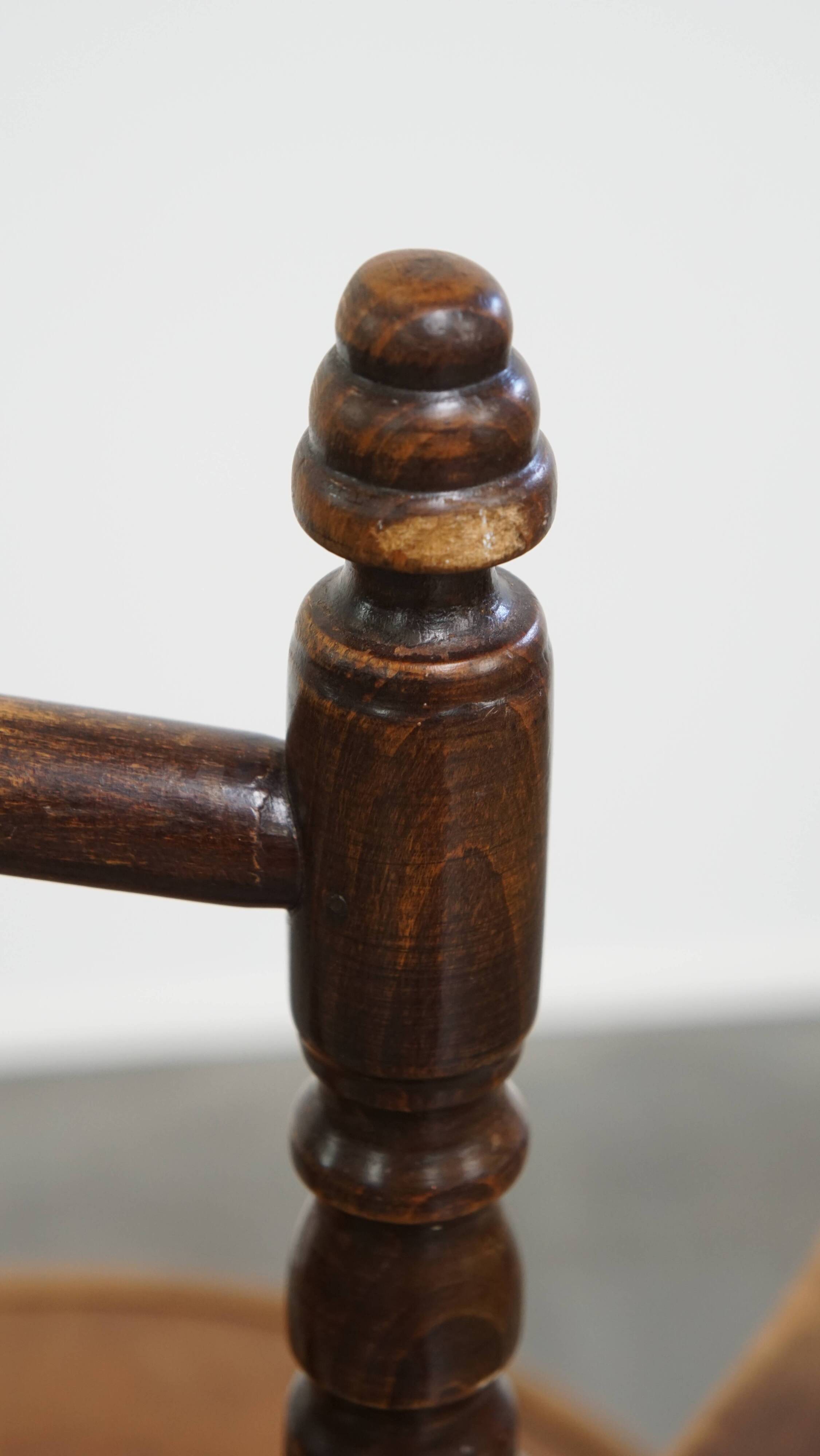 Chaise bistrot ancienne en bois avec accoudoirs