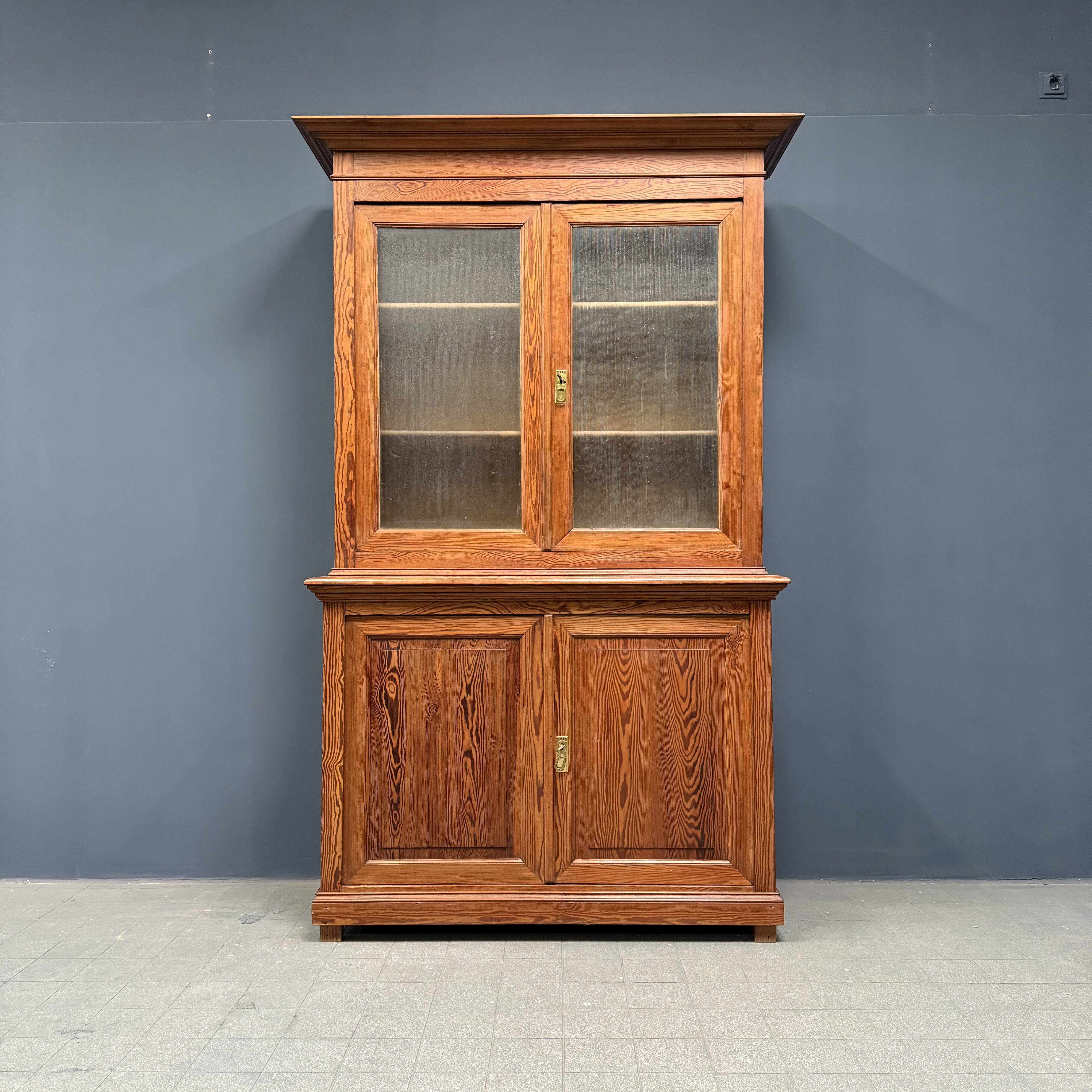 Armoire d'école en pin belge avec vitres nervurées