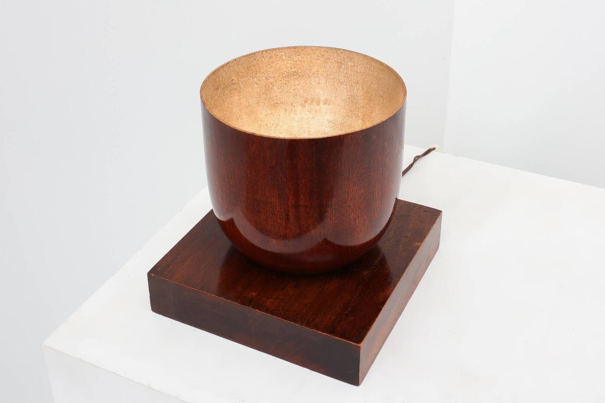 Lampe Art déco sculpturale en bois avec éclairage sur base carrée, vers 1920