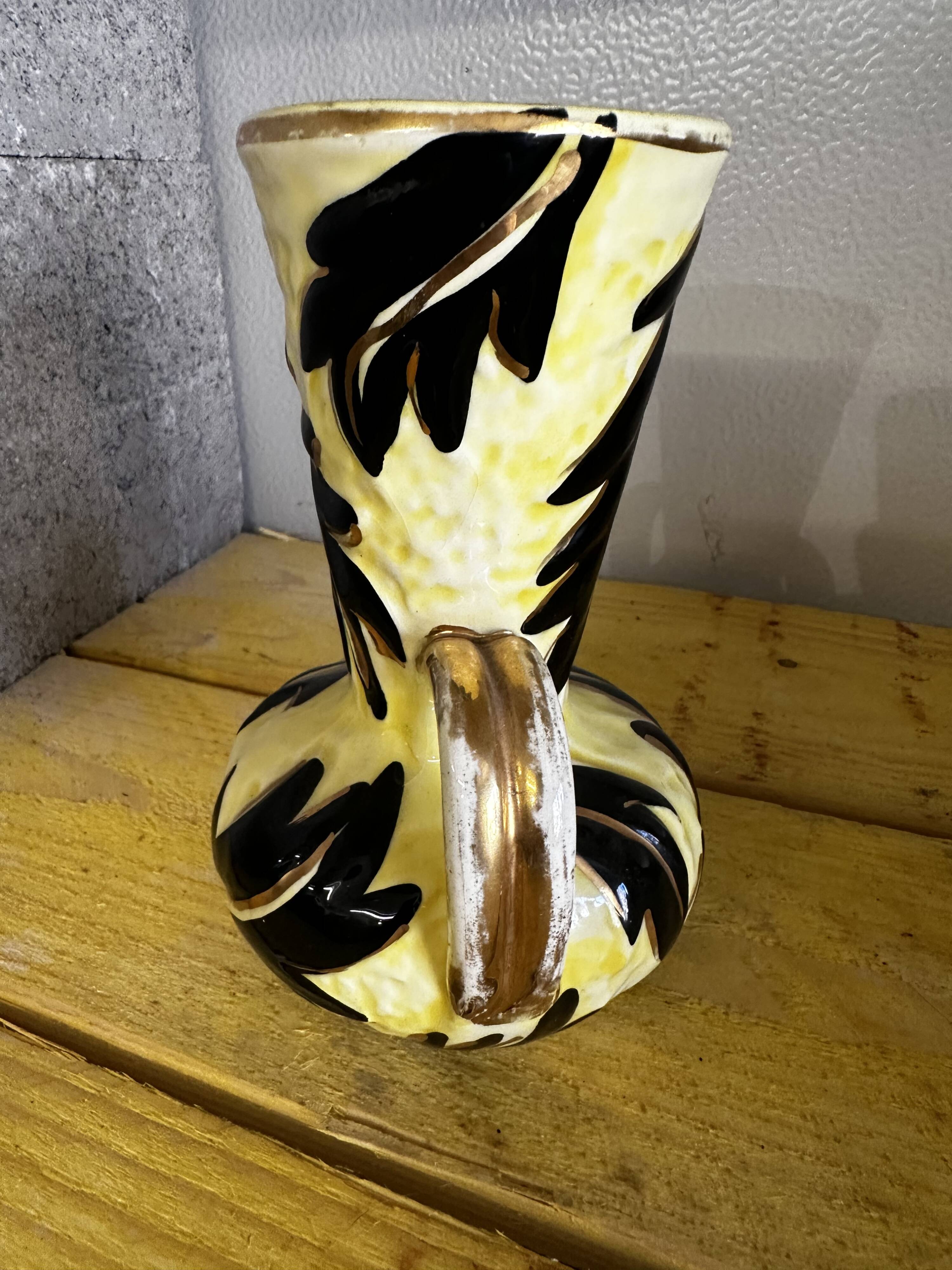 Vase en céramique jaune et noire à décor de feuilles, Vallauris signé JTF numéroté 519