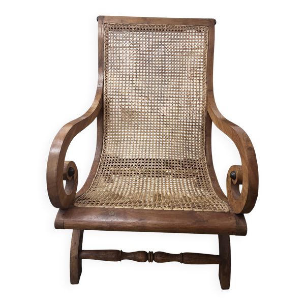 Fauteuil planteur colonial en teck massif, accoudoirs volute, assise cannée