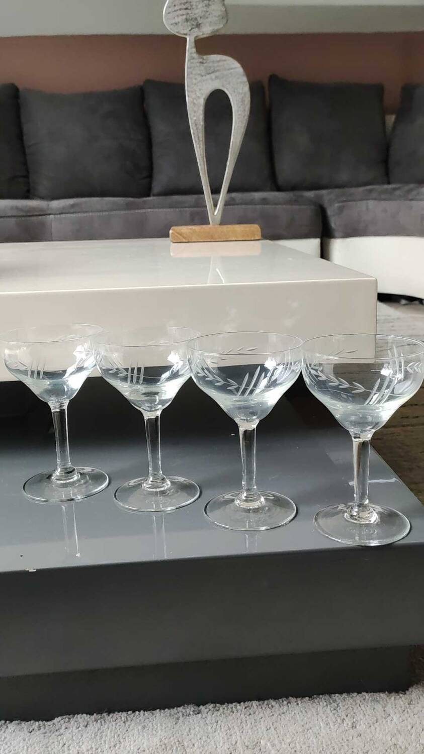 Lot 6 art décor champagne glasses, 1920s. chiseled ears of wheat/transverse lines motifs