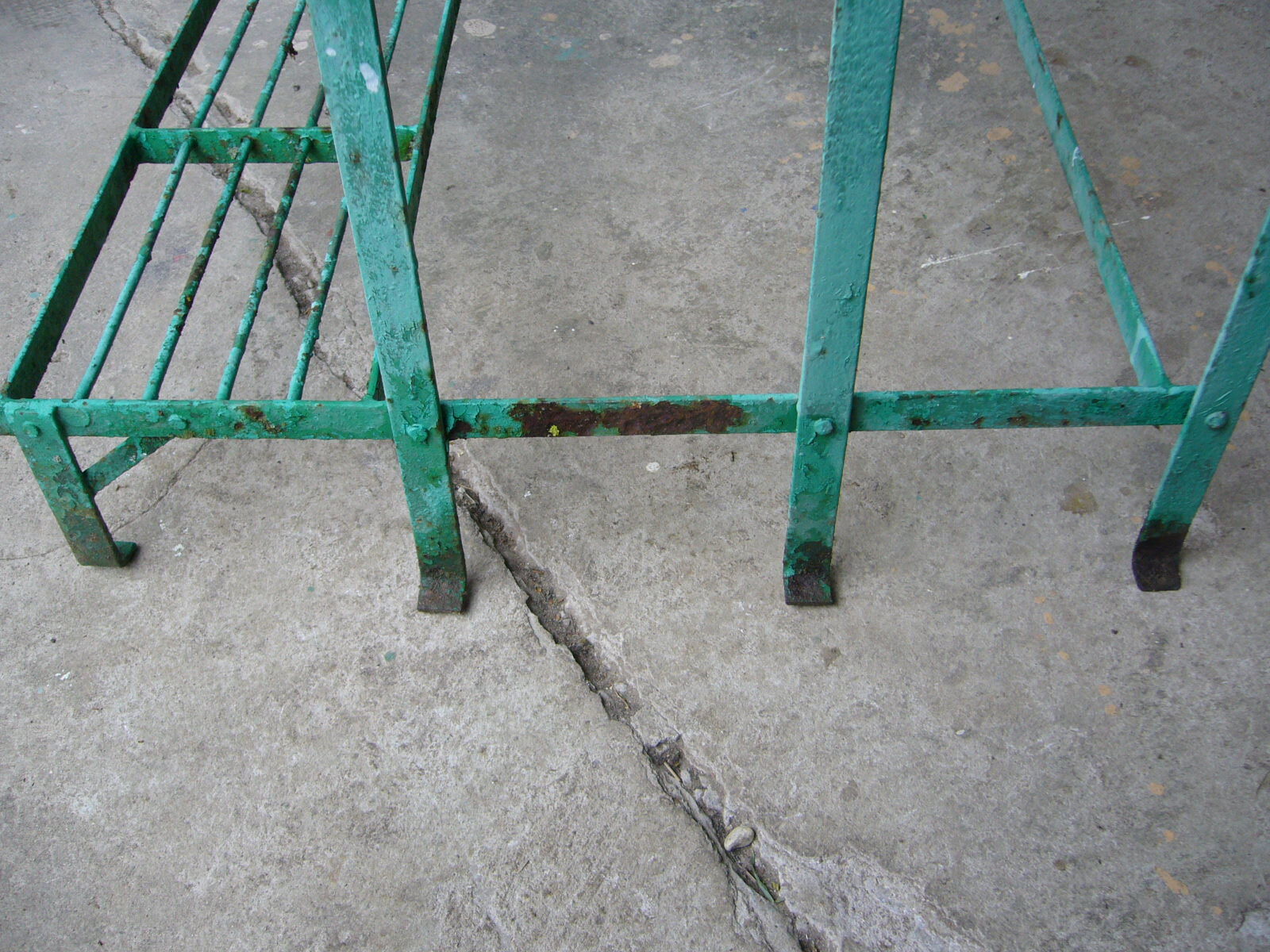 Porte plante ancien en métal riveté