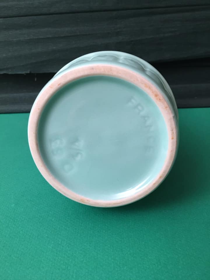 Pichet en céramique blanc et son vert pastel d’une contenance de 75 cl