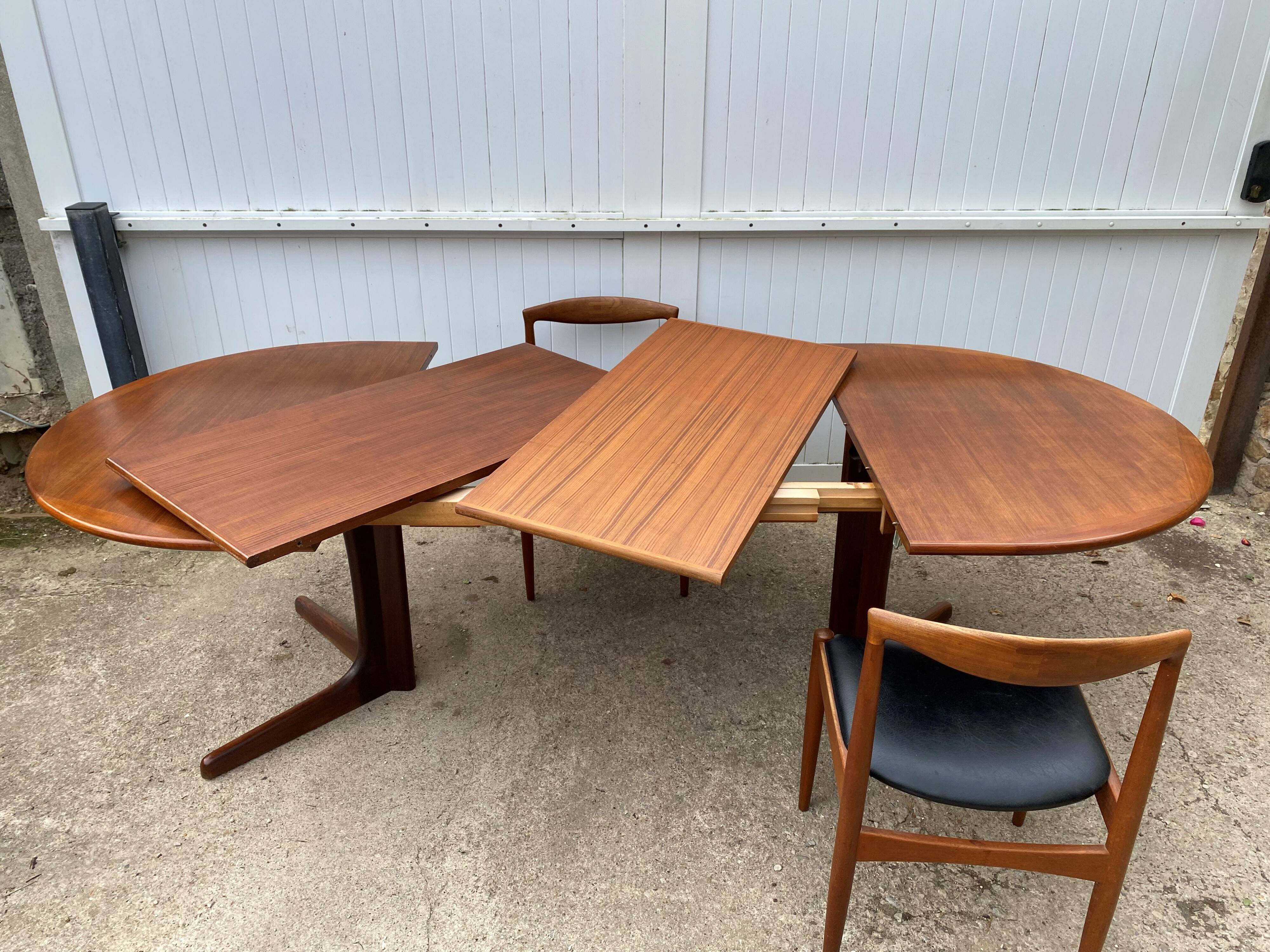 Scandinavian extendable oval table in teak year 1960 NF