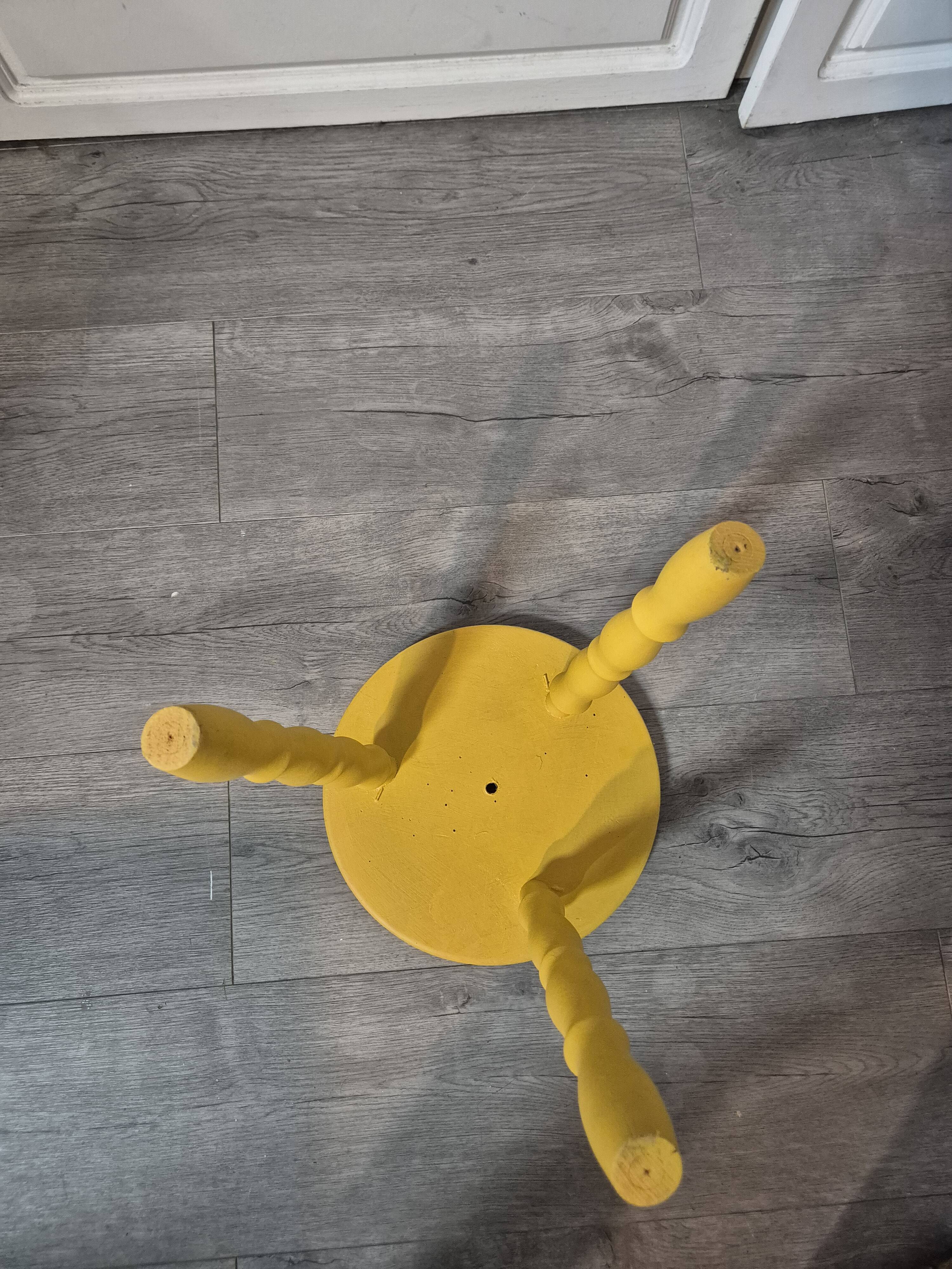 Tabouret tripode vintage en bois tourné jaune