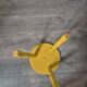 Tabouret tripode vintage en bois tourné jaune