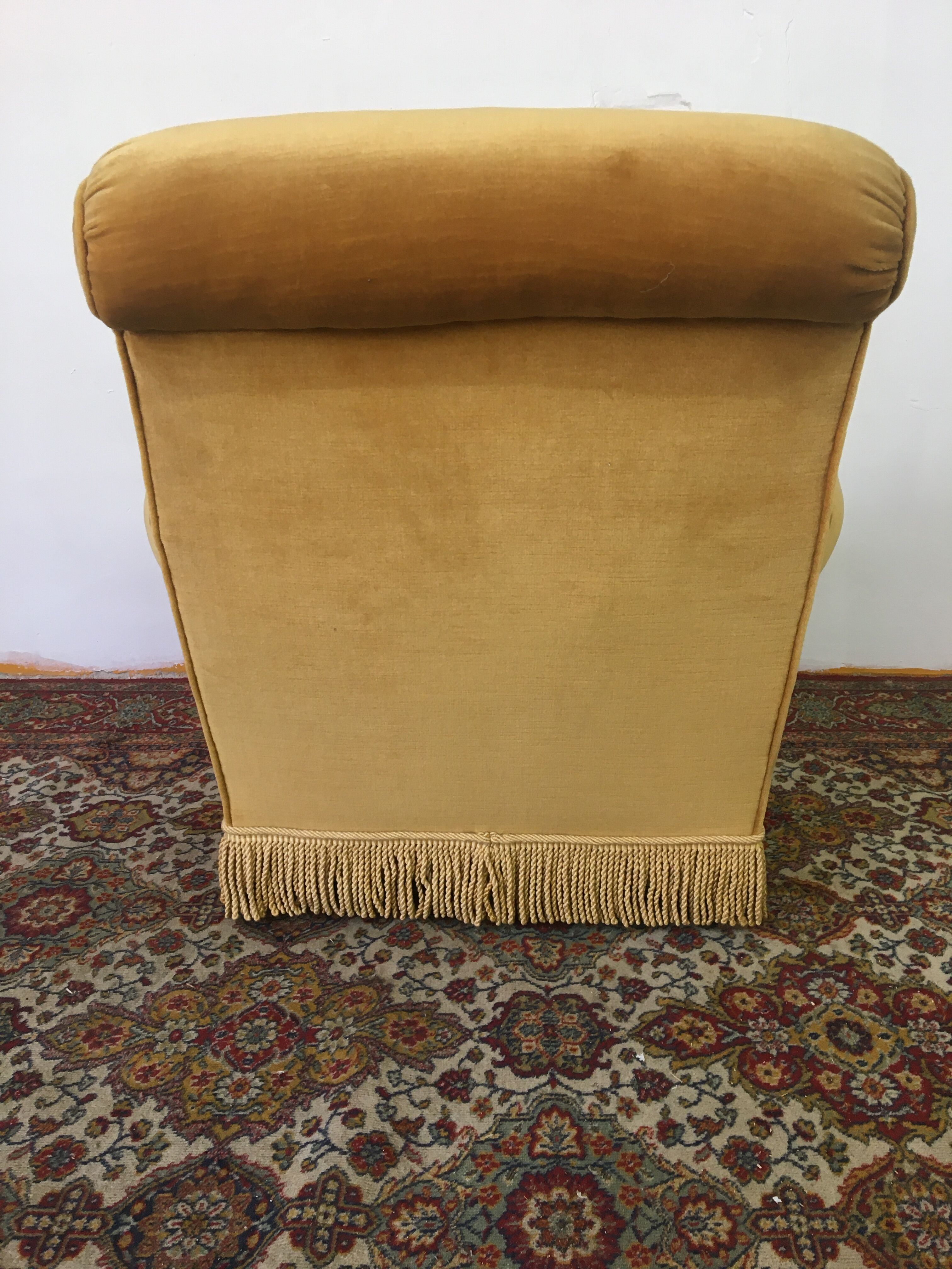 Large-format toad chair