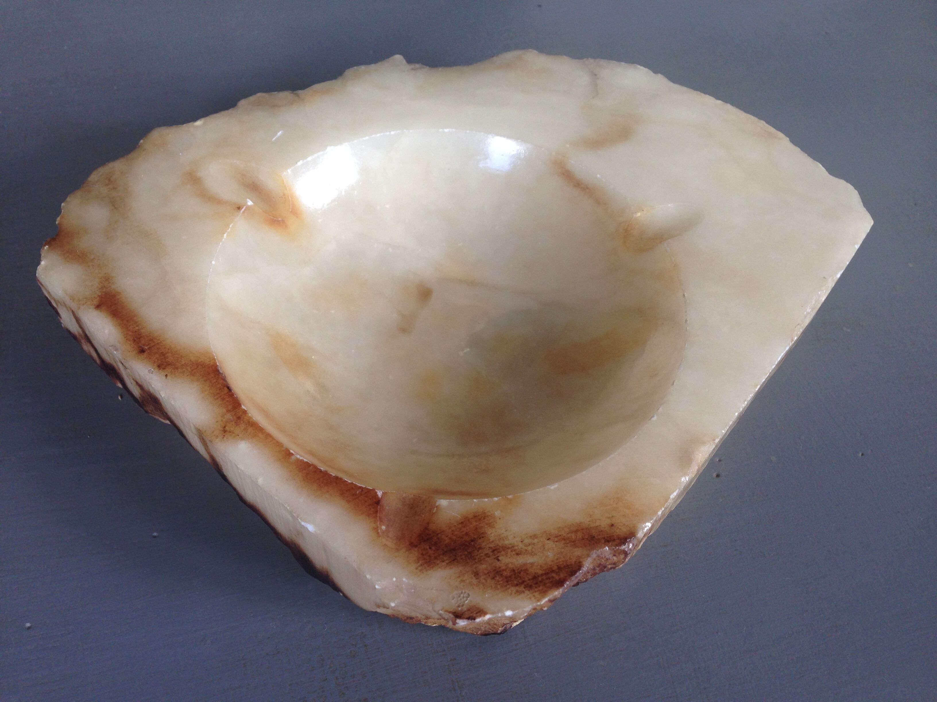 Ashtray in agate stone