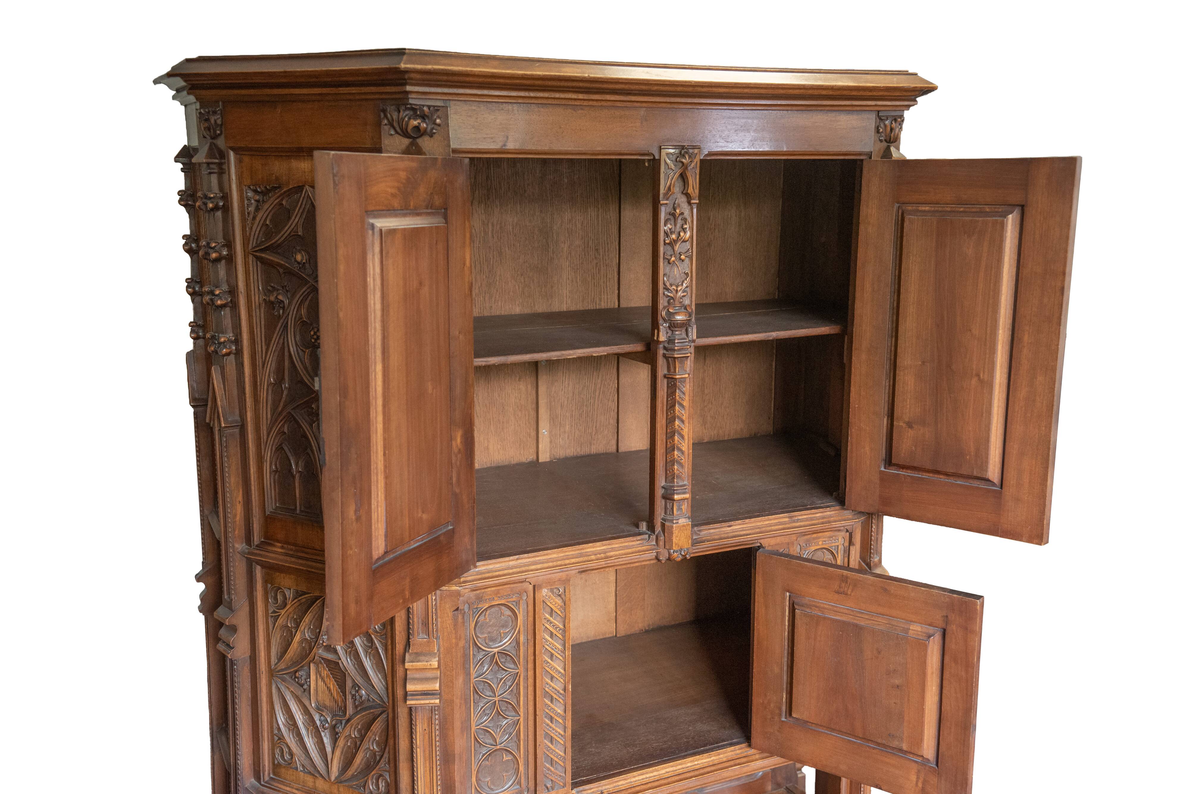 Cabinet, buffet sculpté français de style néo-gothique, fin du XIXe siècle