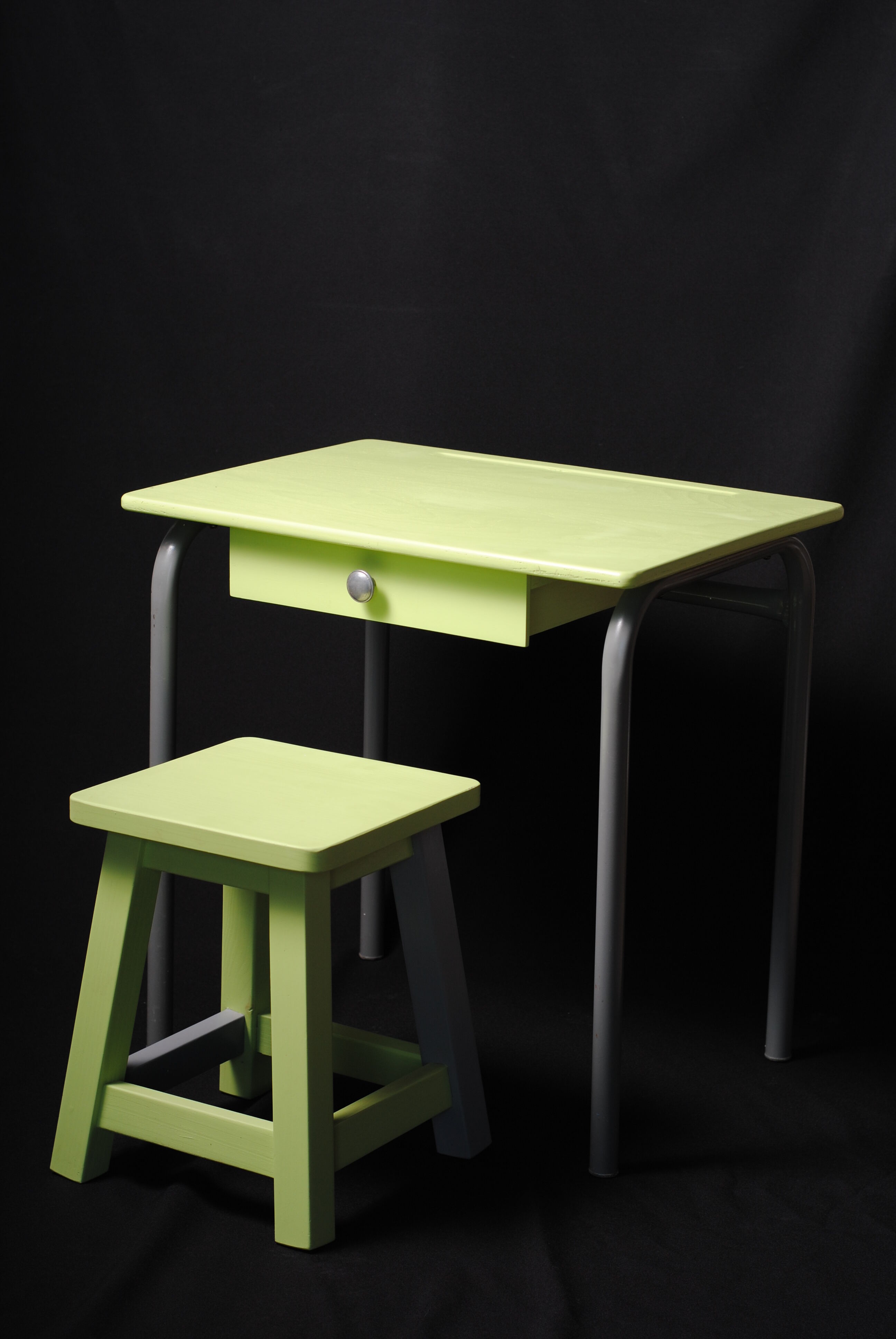 Green child office with his stool