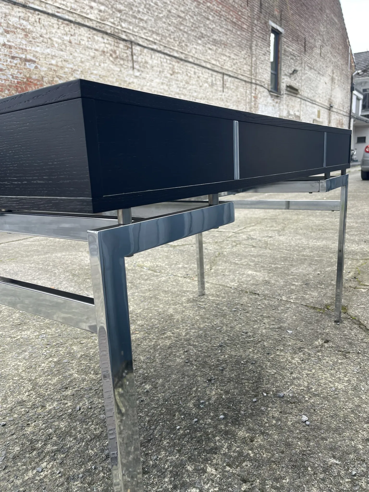 Bureau plat laqué noir texturé et chrome style 1970