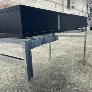 Bureau plat laqué noir texturé et chrome style 1970