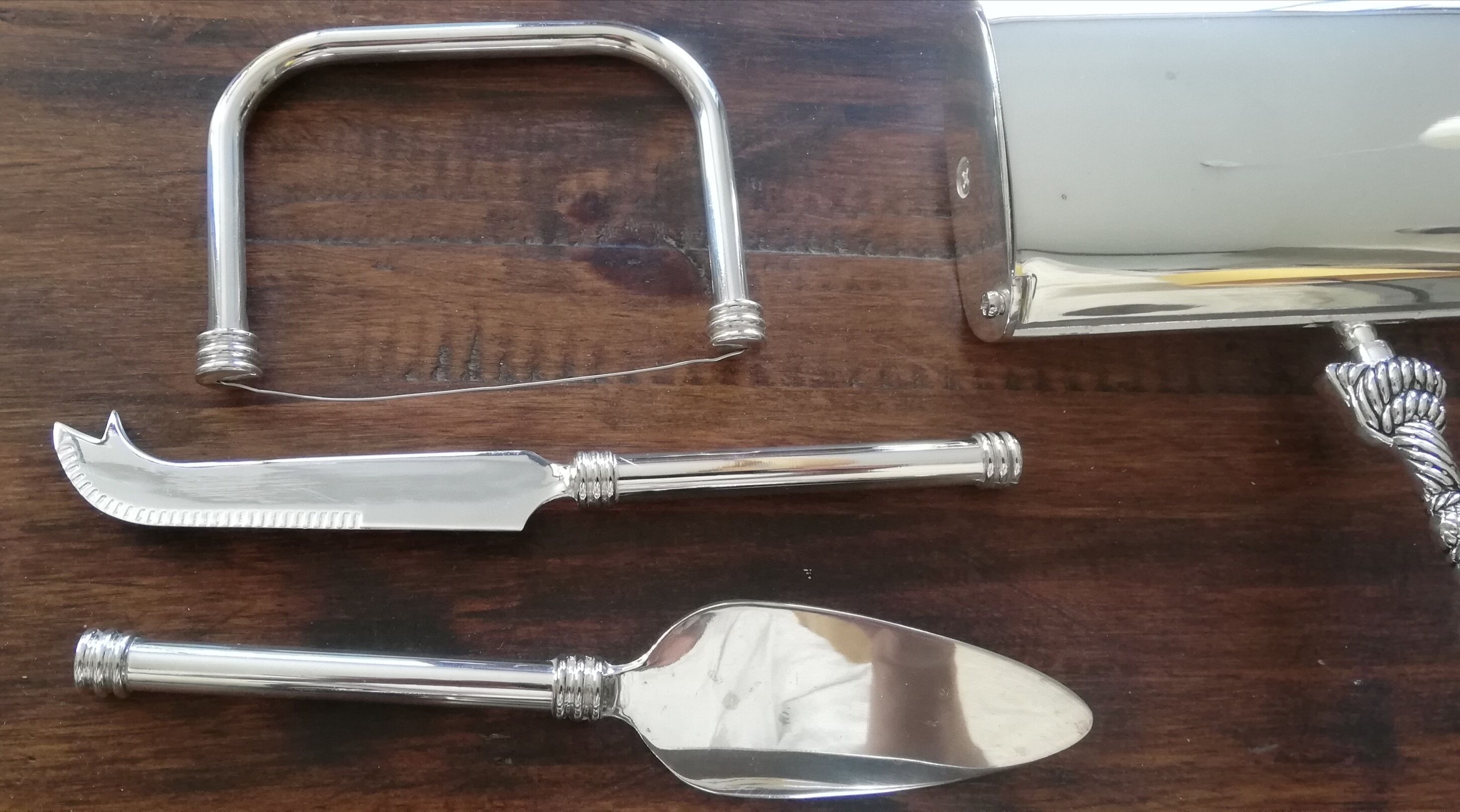 Butter maker together foie gras and cheese and picks up silea crumbs