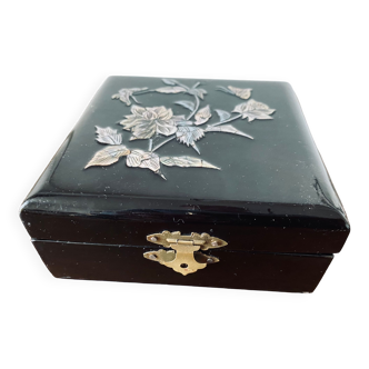 Lacquer and mother-of-pearl jewelry box