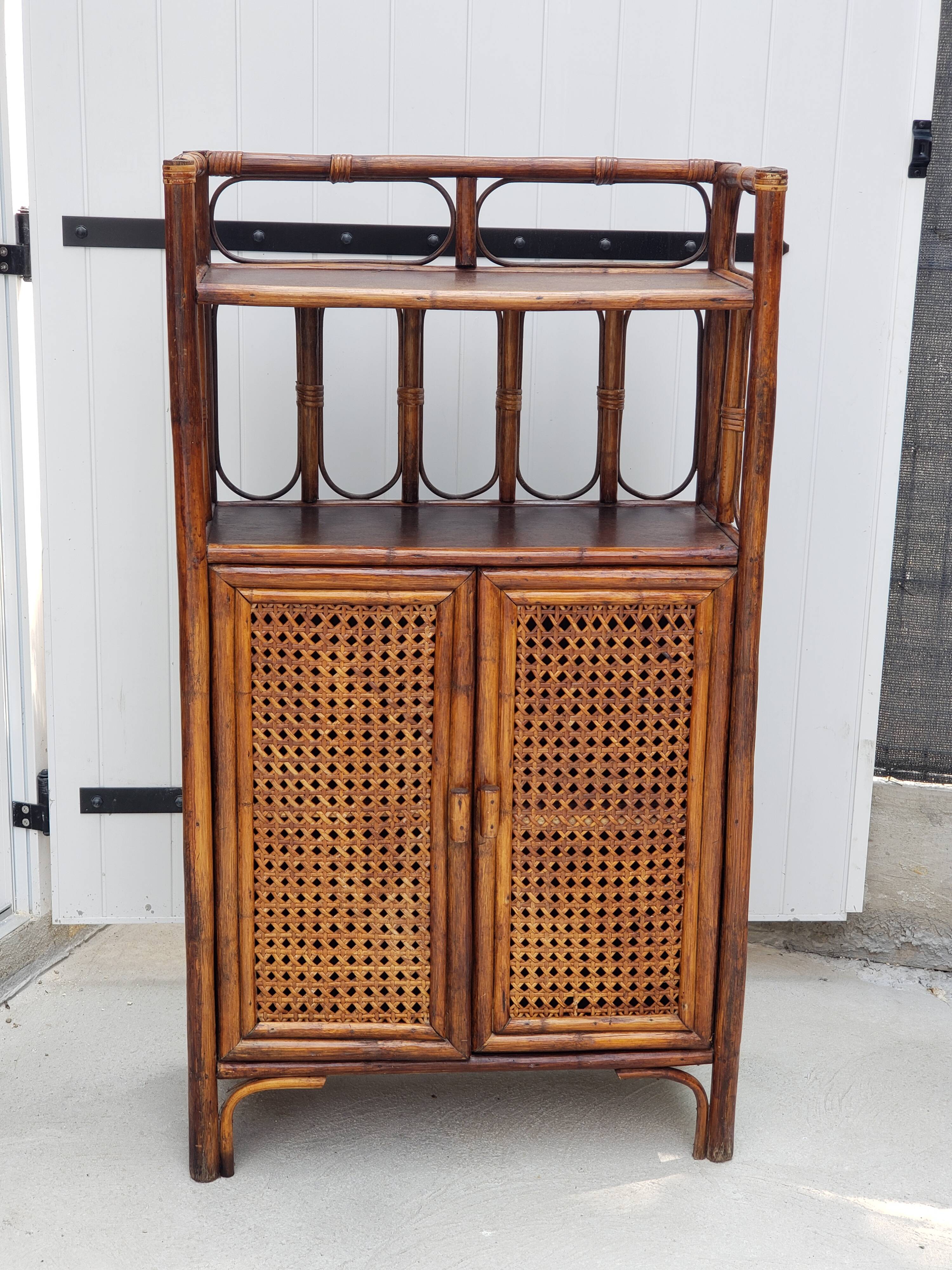 Meuble en rotin vintage des années 70