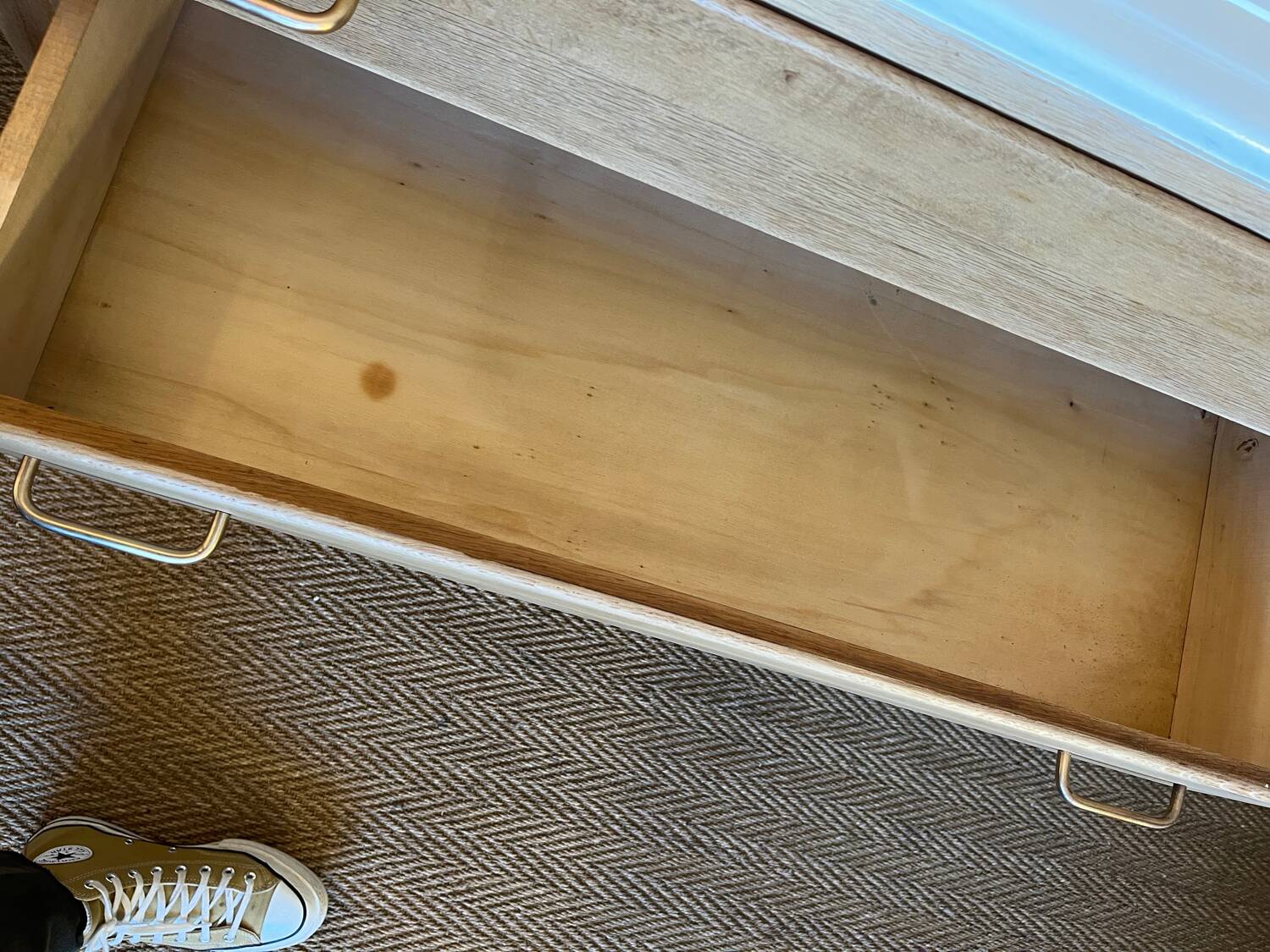 Vintage chest of drawers in wood and golden brass handles