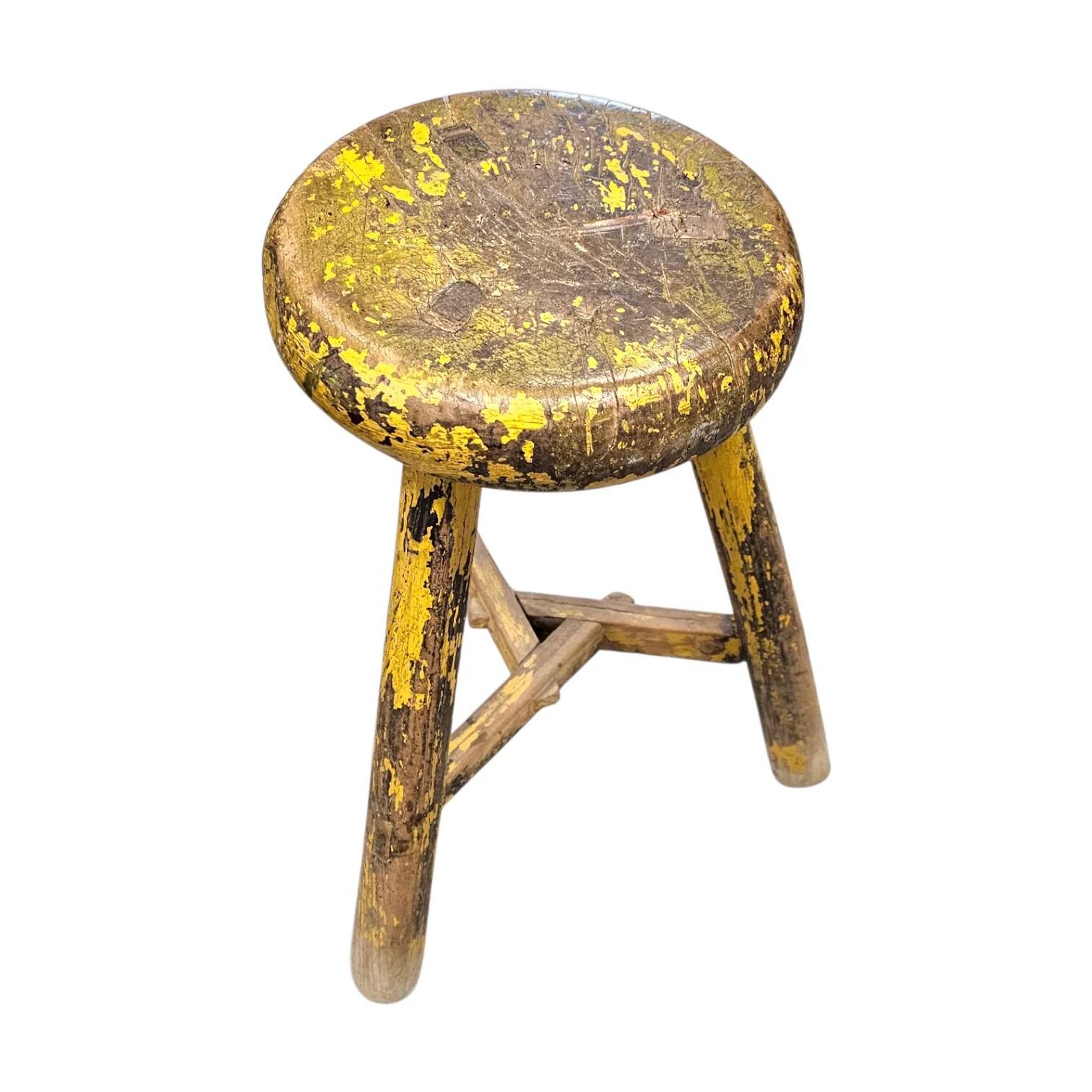 Tabouret en bois primitif sur trépied / hauteur 52 cm