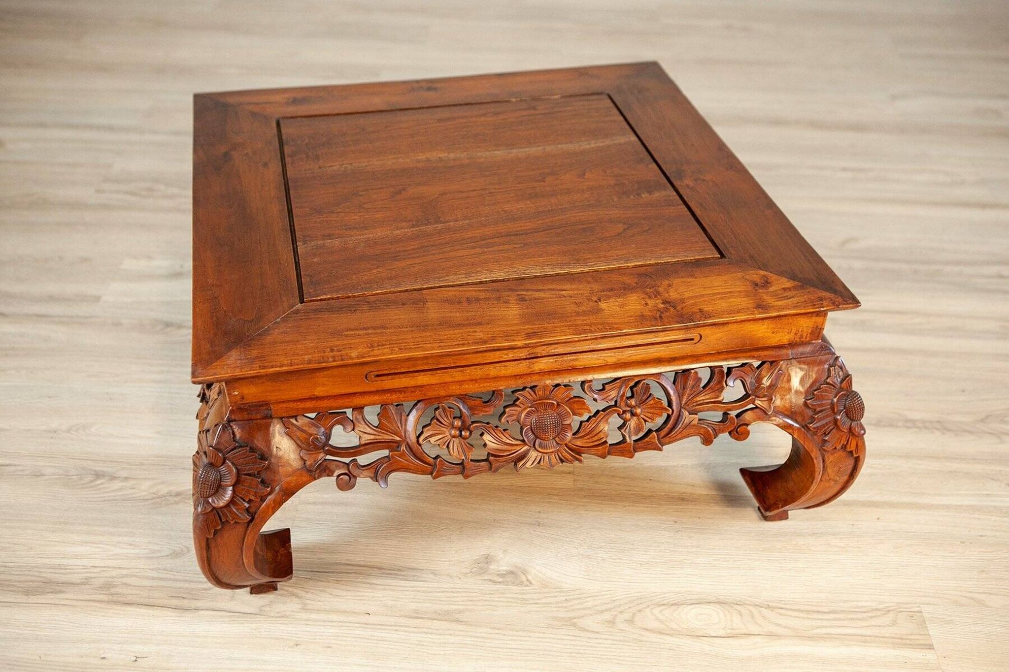 Table basse en chêne richement décorée, années 1950