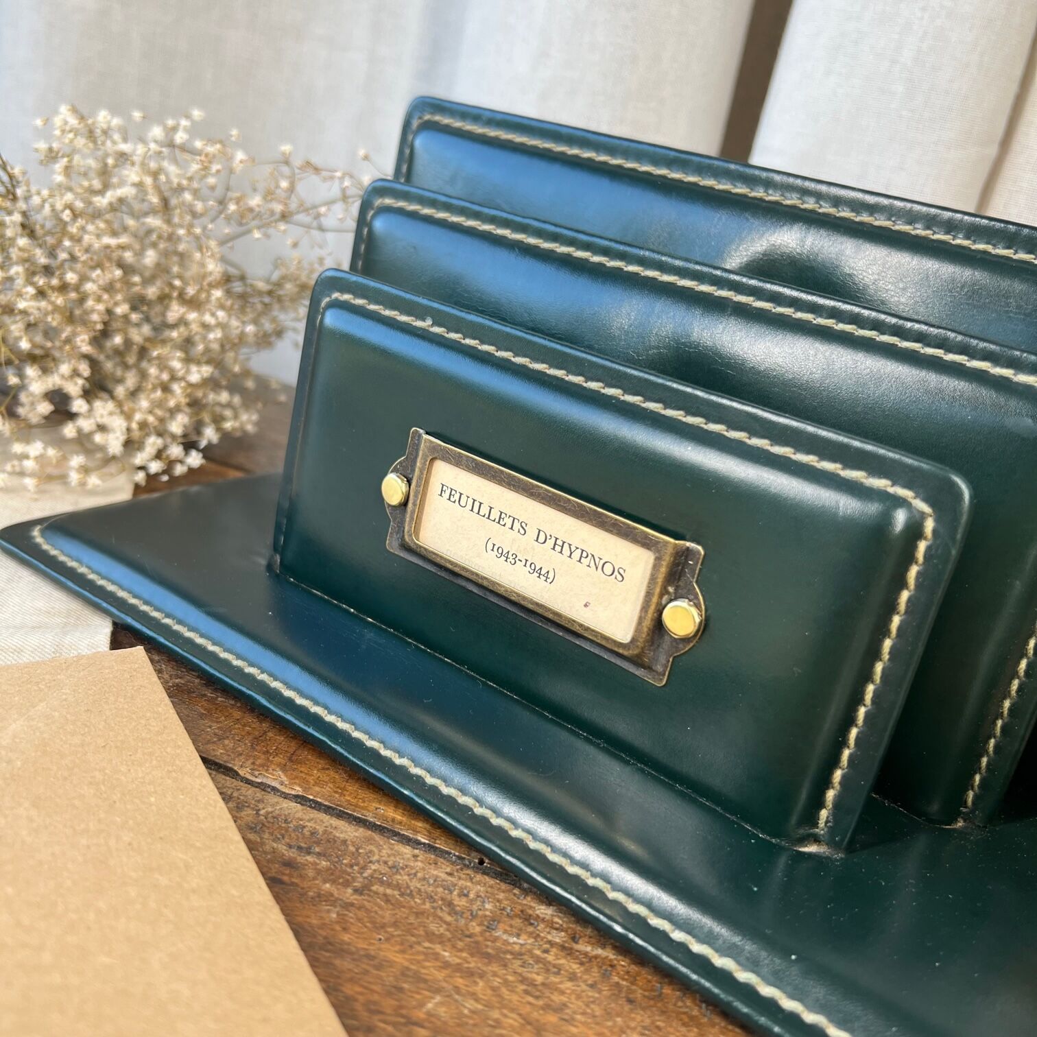 Range-courrier en cuir