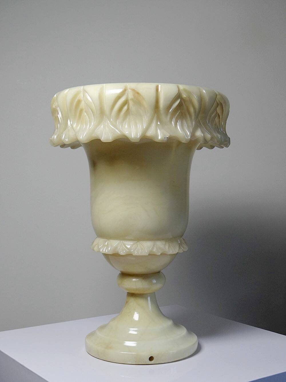 Large Medici vase in alabaster/yellowish marble, Belle Époque style