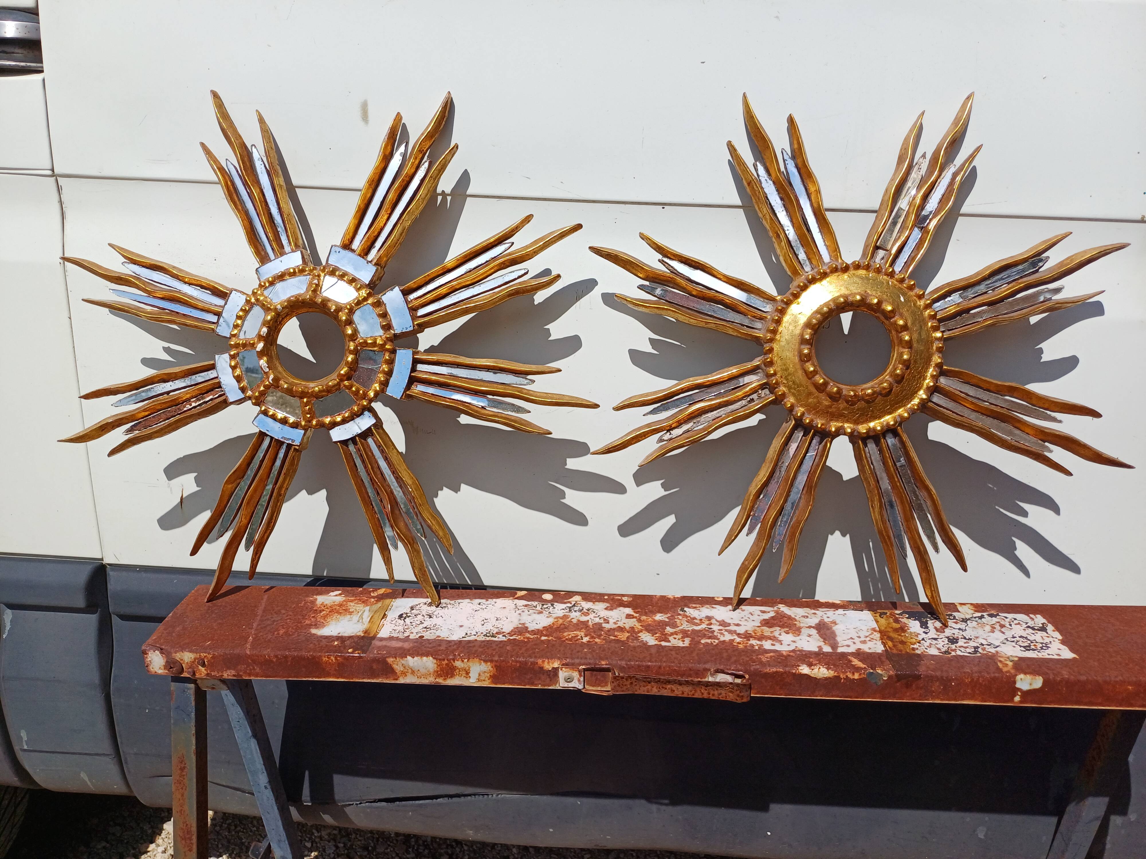 2 miroirs soleil bois et stuc doré