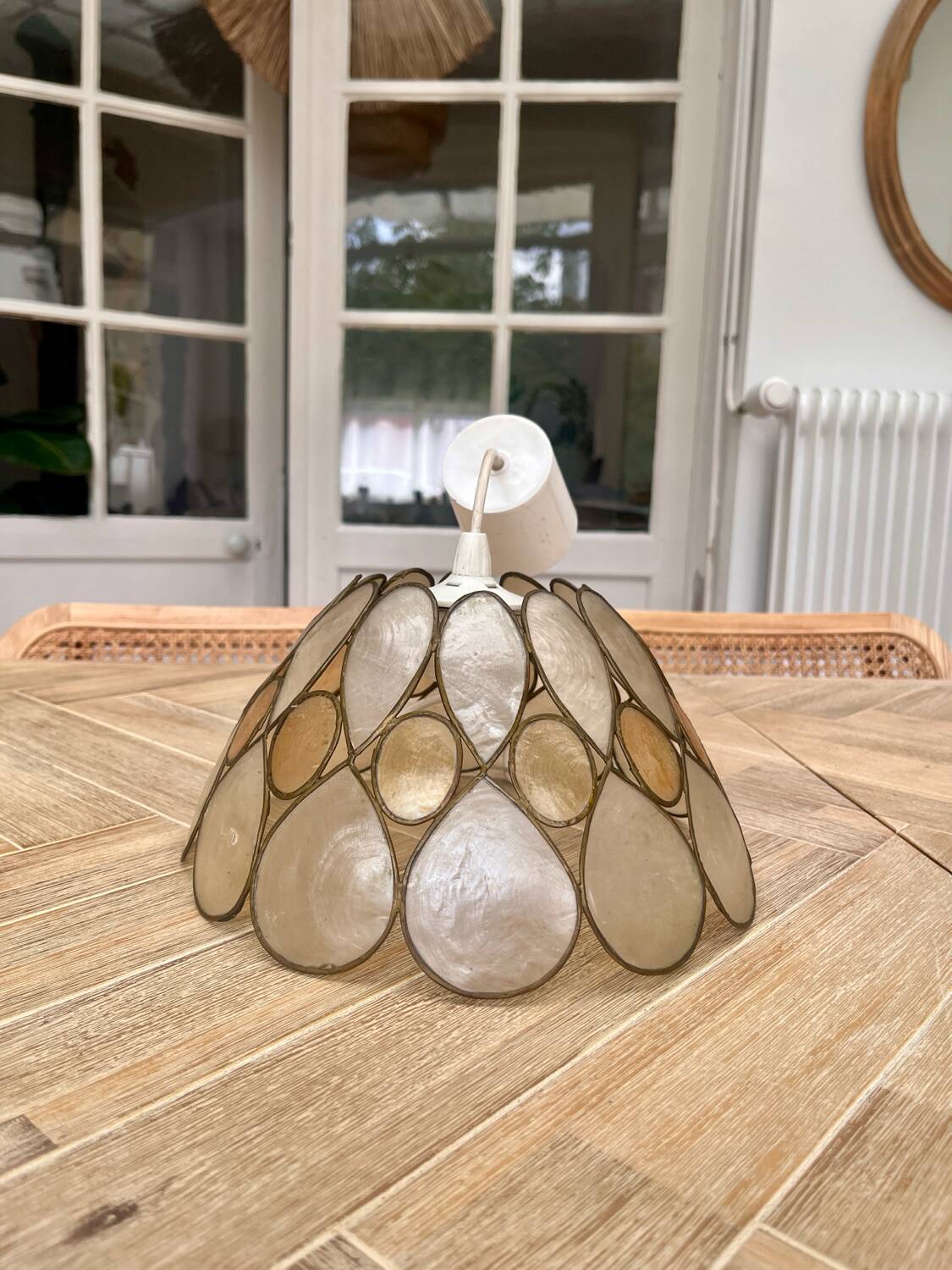 Beige mother-of-pearl "Petals" pendant