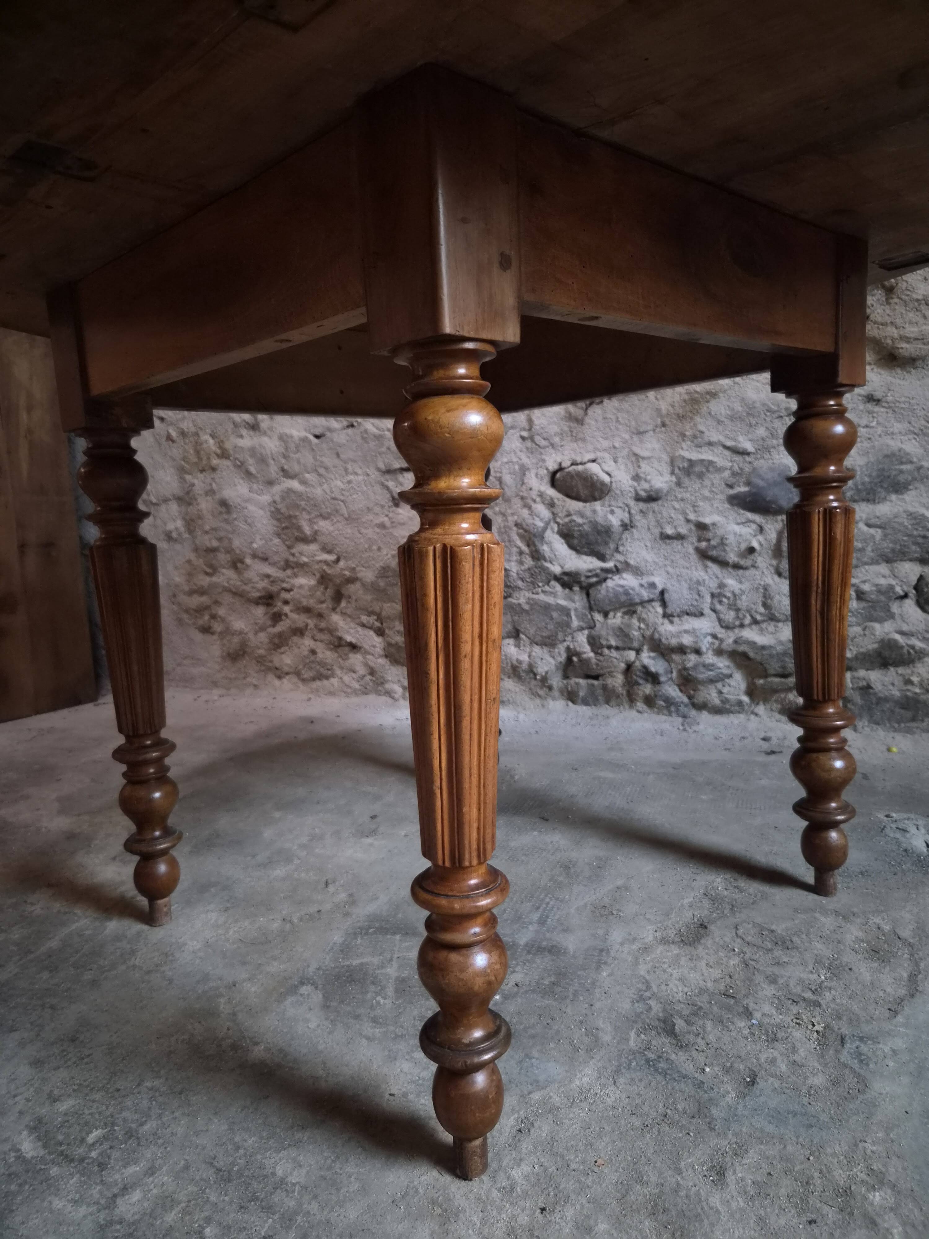 French antique round dining table in walnut, circa 1880–1900.