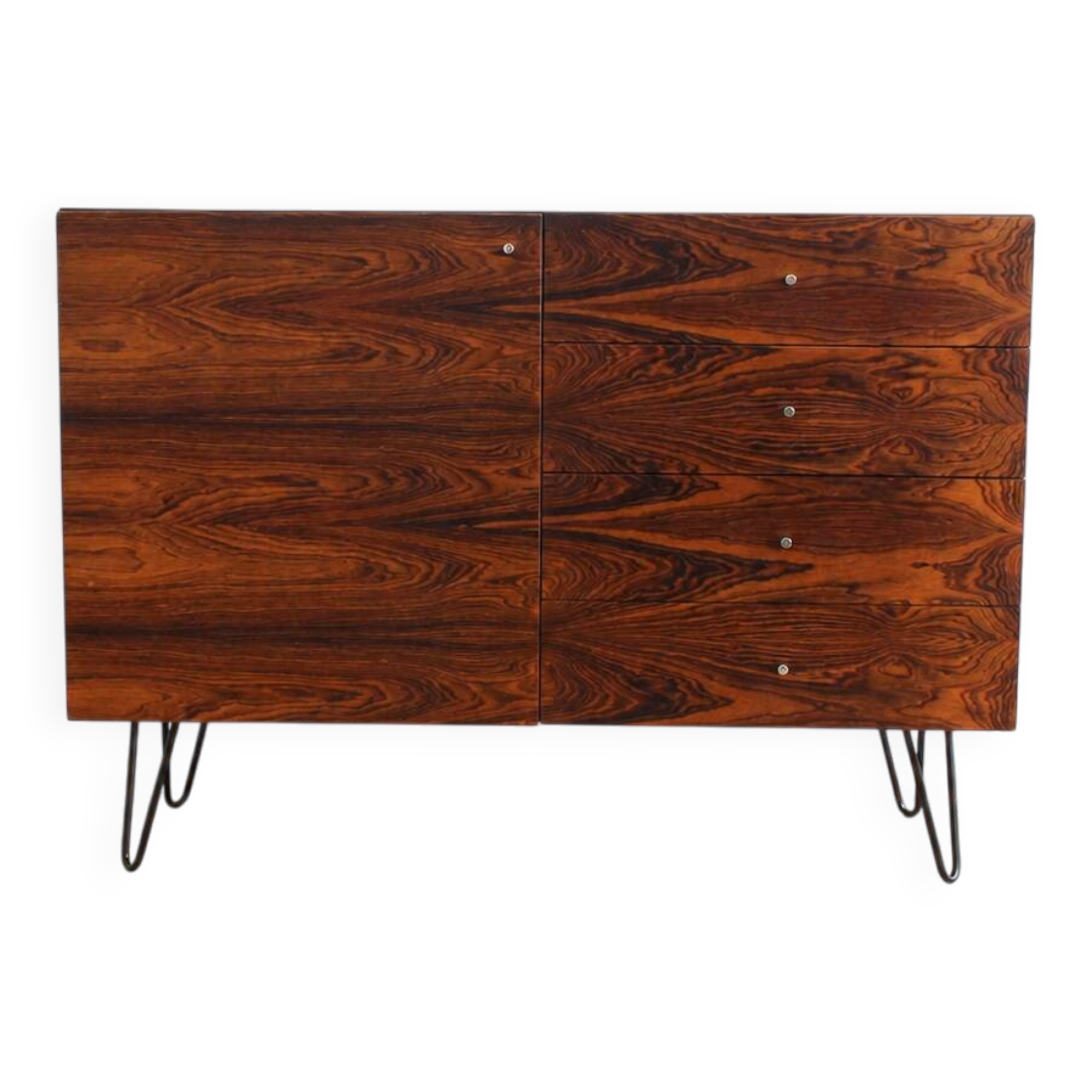Buffet vintage en palissandre avec des pieds en épingle noirs.