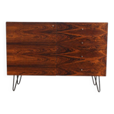 Buffet vintage en palissandre avec des pieds en épingle noirs.