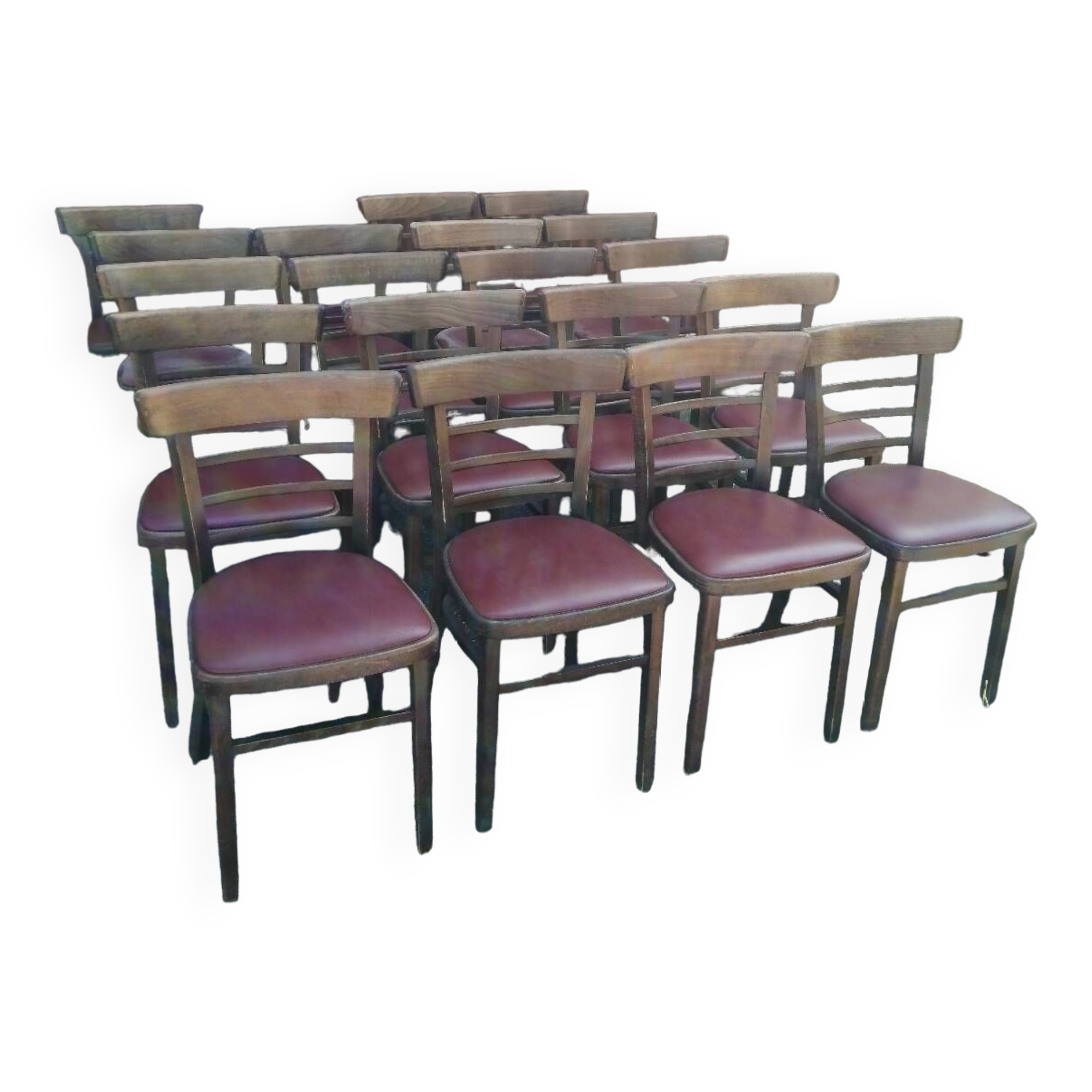 Lot de 19 chaises bistrot en bois et skaï rouge vintage.