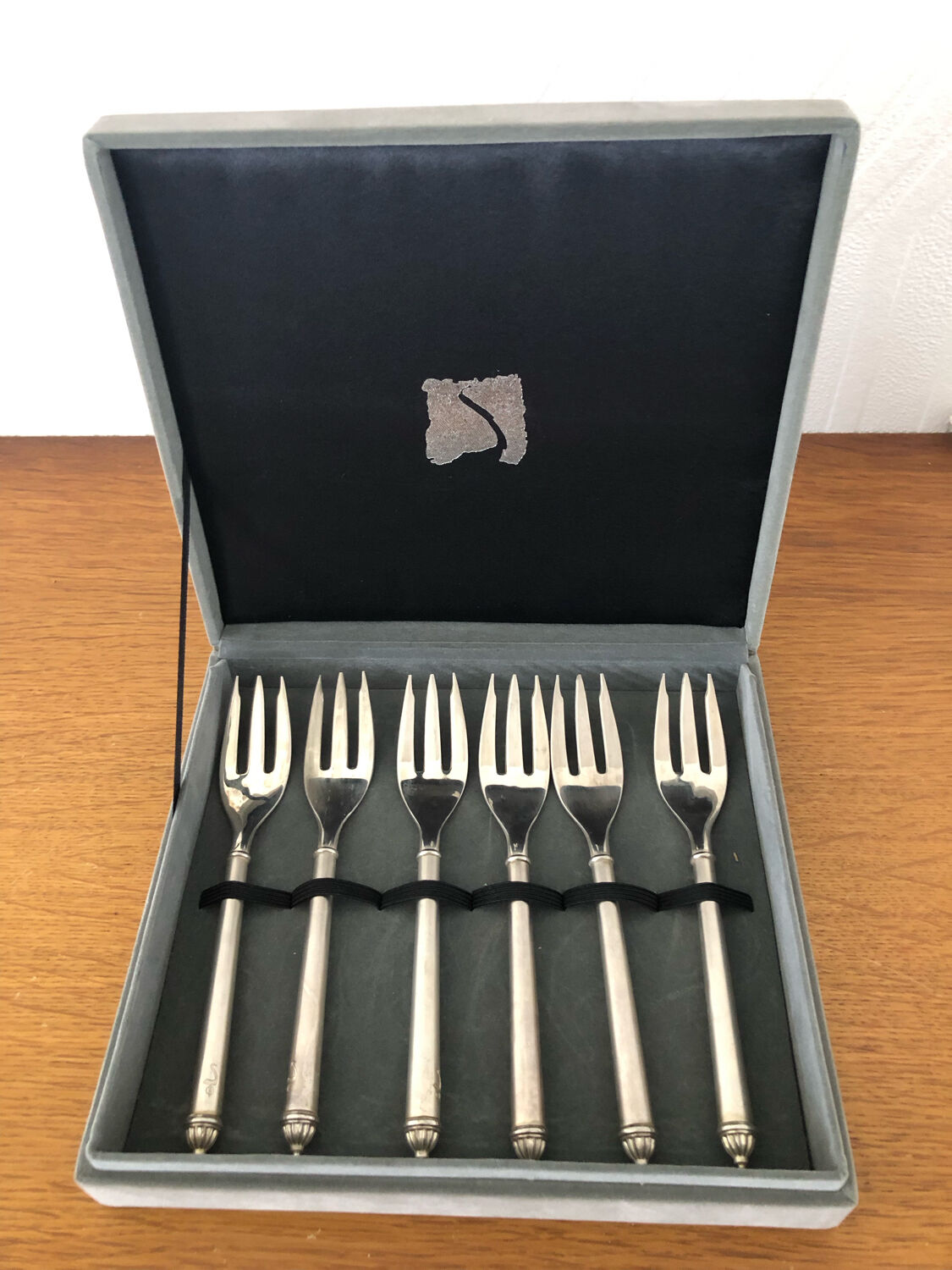 6 silver metal dessert forks