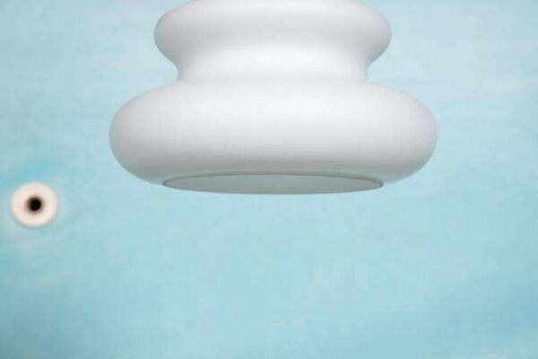 Suspension en verre opalin d'époque spatiale, pendentif en forme organique