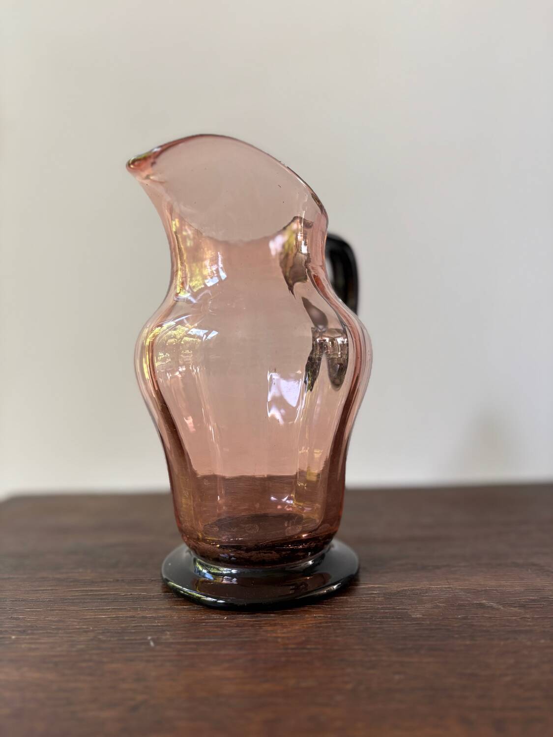 Pichet Art déco en verre rose et noir, années 20-30