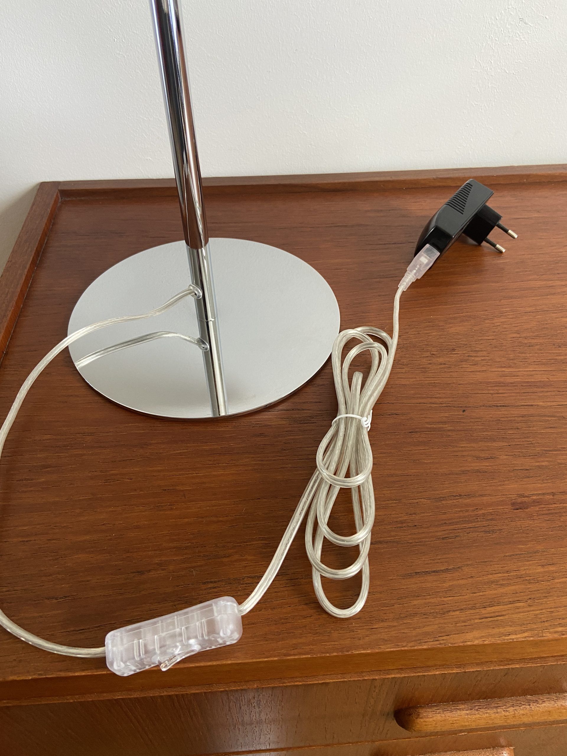 Chrome desktop led saucer lamp