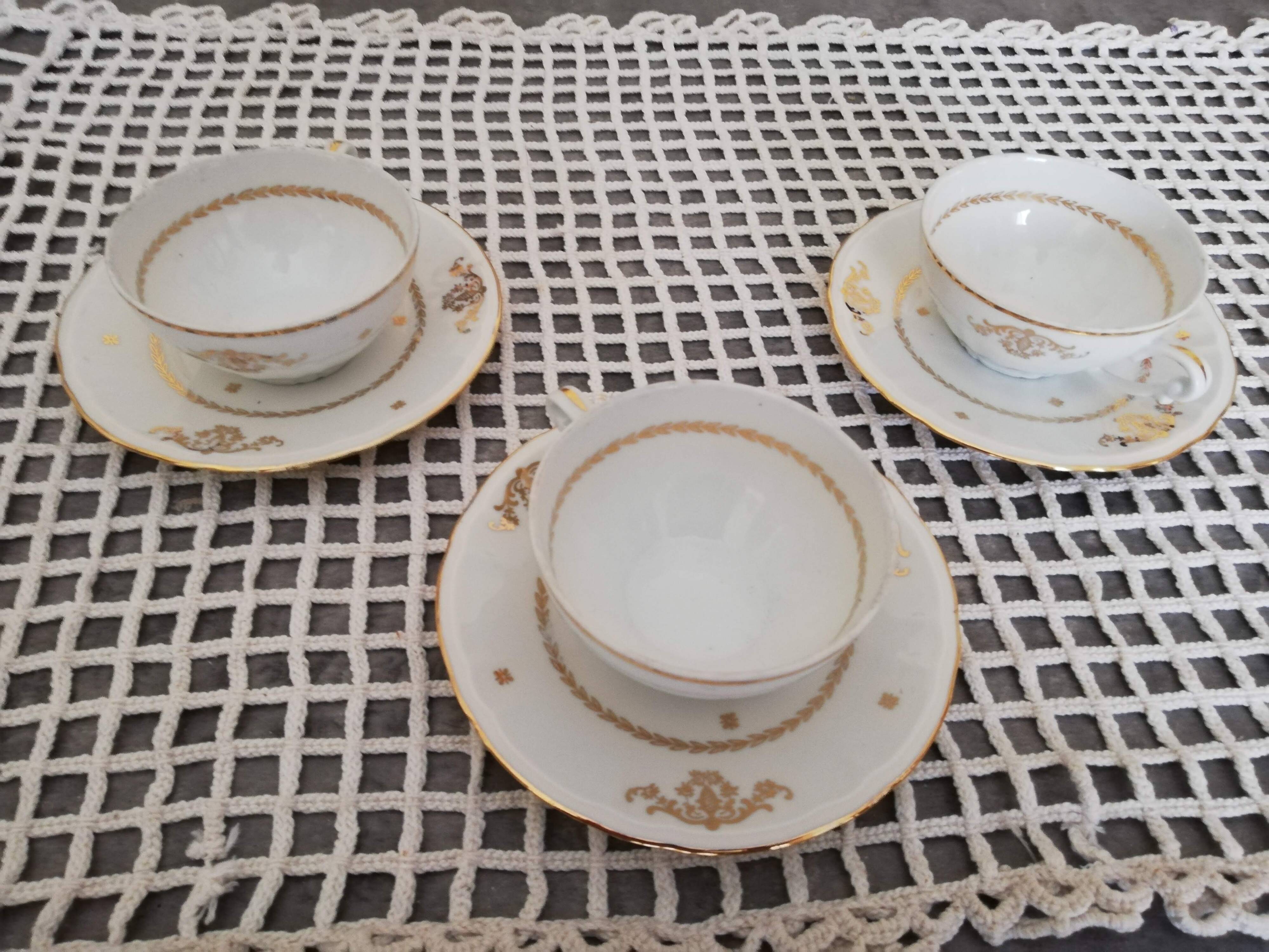 Set of 3 Berry high porcelain cups and saucers
