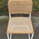 Chaise Cesca modèle b32 en blanc et bois par Marcel Breuer