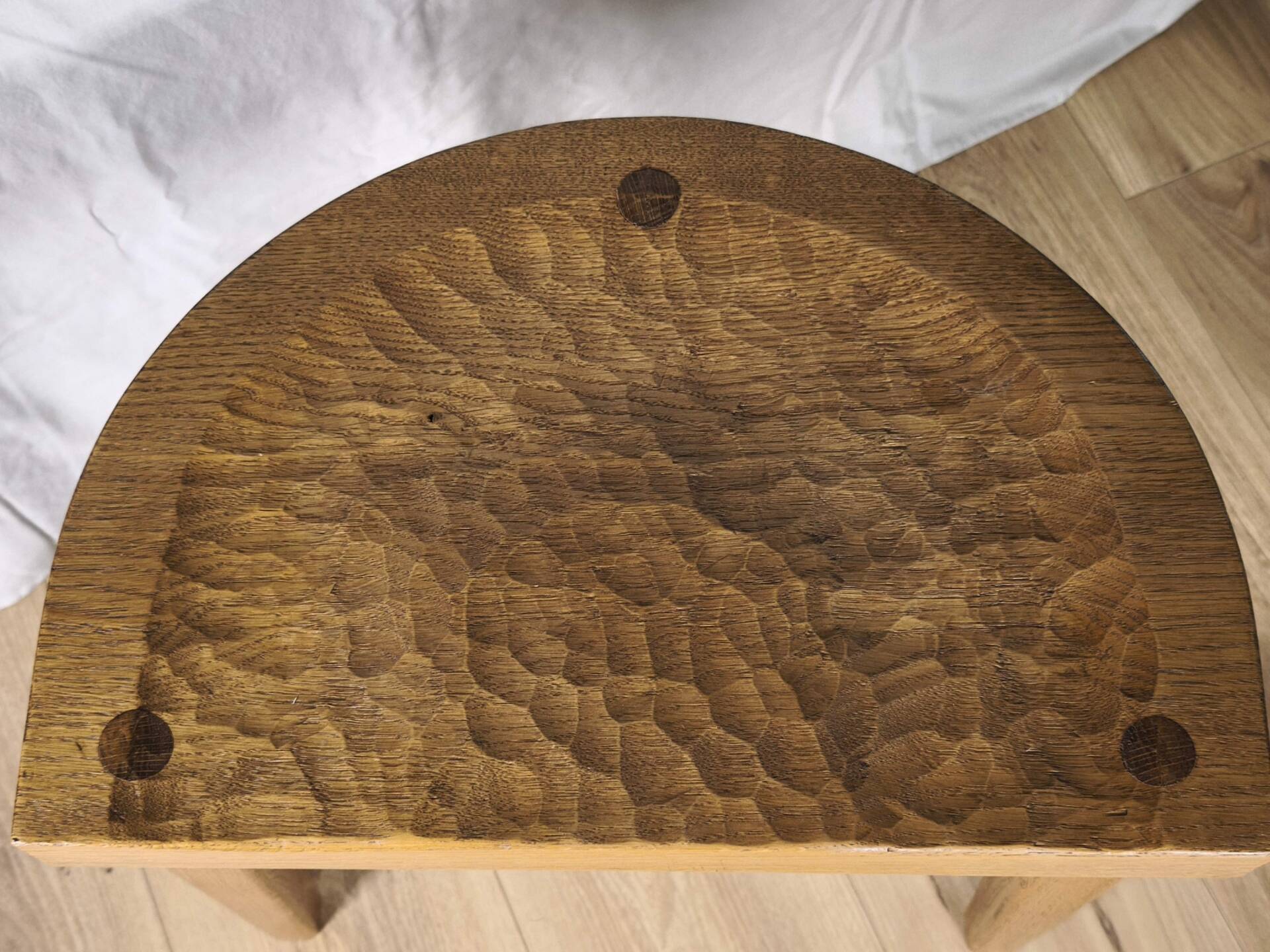 Tabouret en chêne gougé