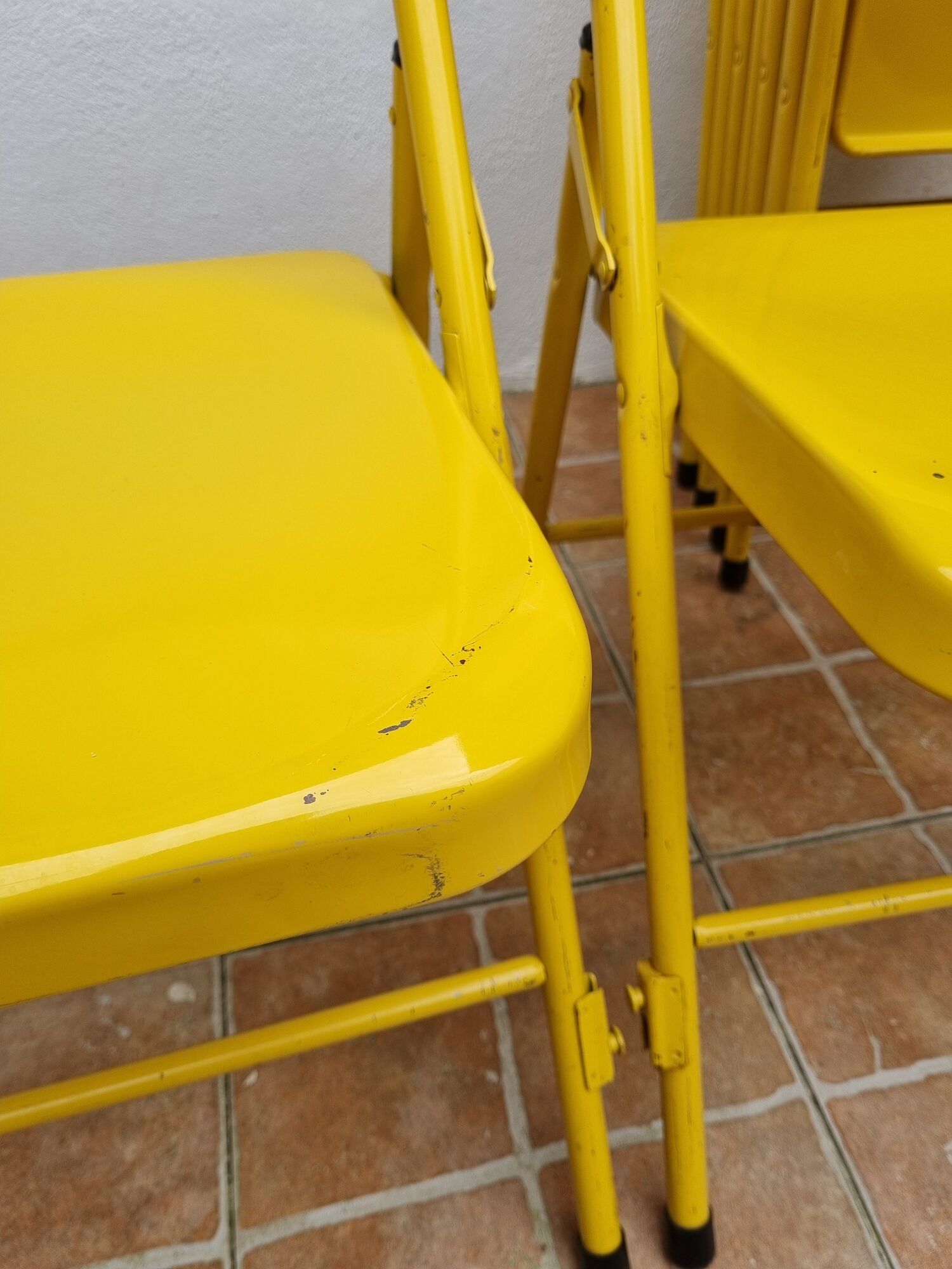 Ensemble de six chaises en métal pliantes jaunes Eurosit