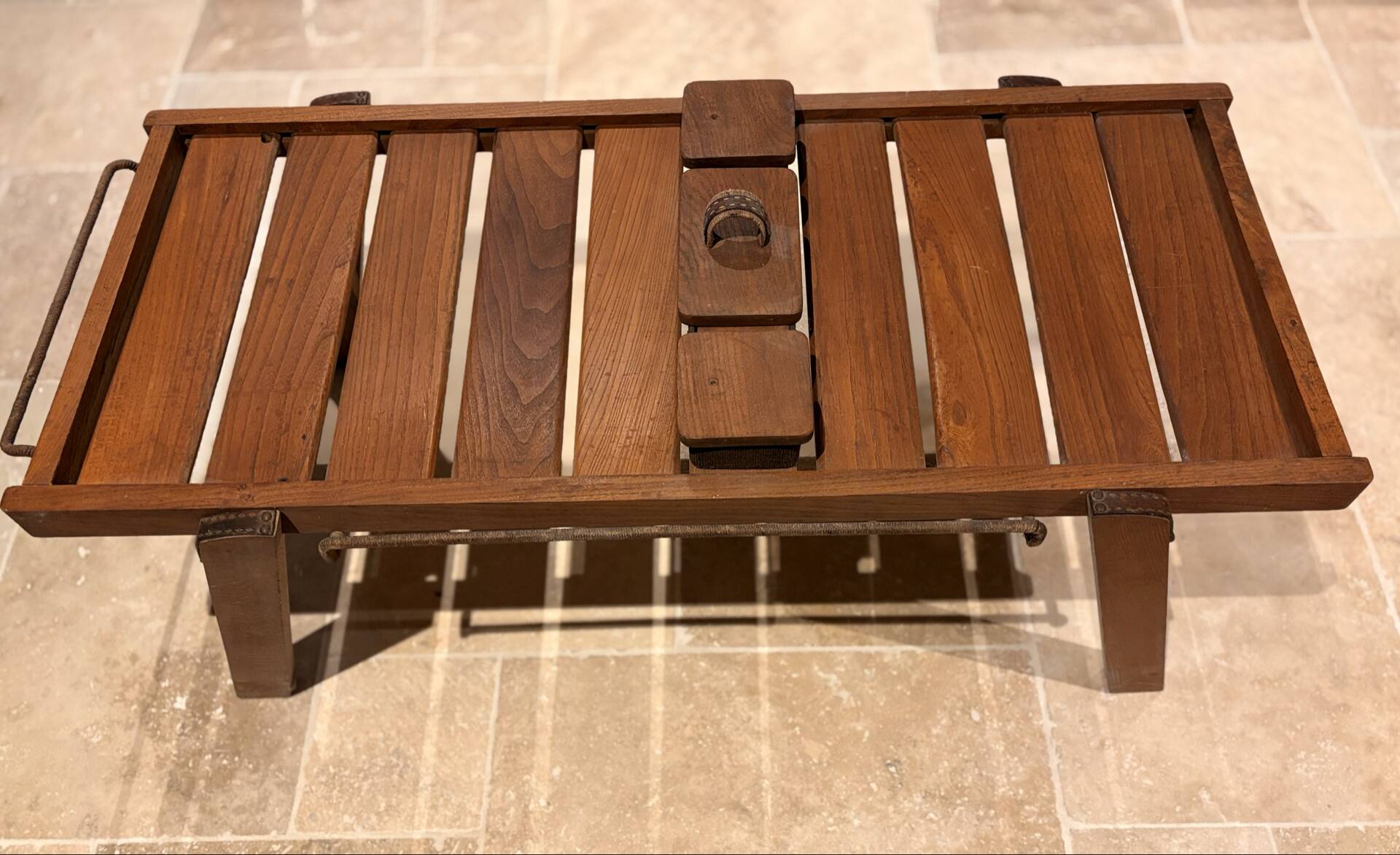 Table basse « Meubles pour la campagne » par Jacques Adnet – vers 1950