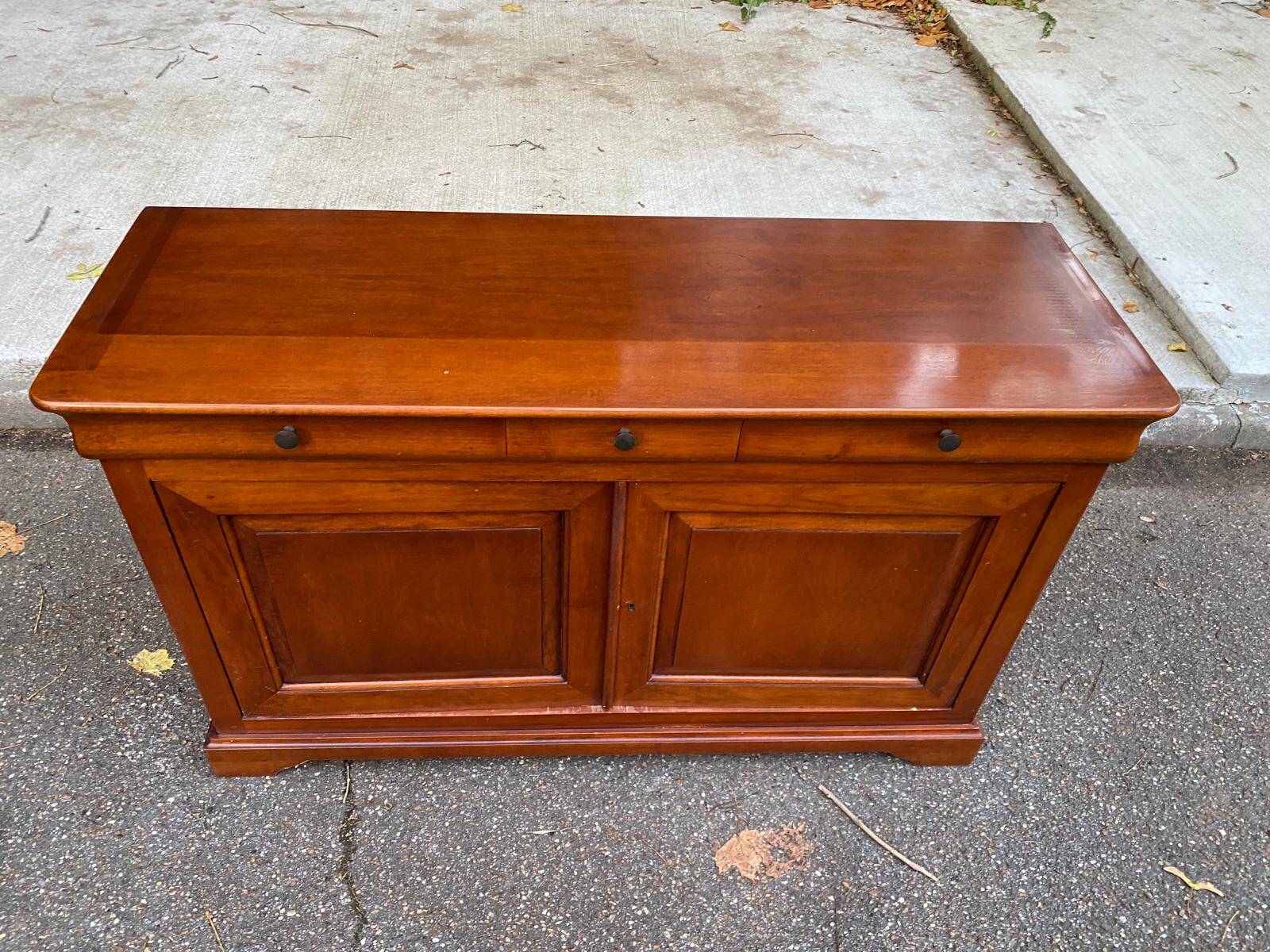 Buffet en bois 2 portes style Louis Philippe, 20ème s.