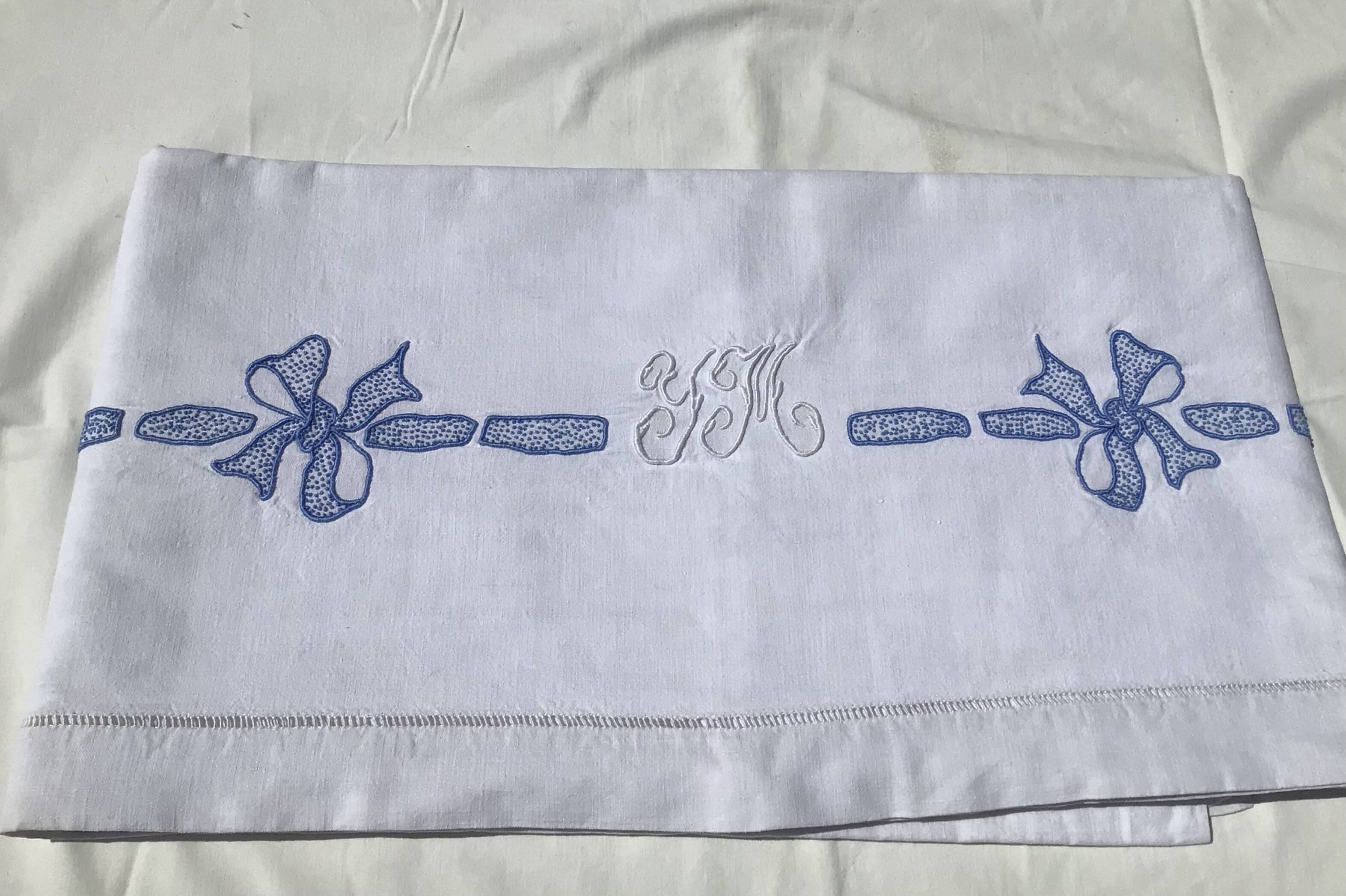 Drap 1 place brodé YM ruban noué bleu