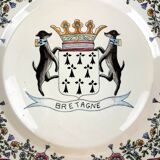 Brittany early 20th century: huge dish with coats of arms and dogs with hand-painted decorations circa 1930-1950