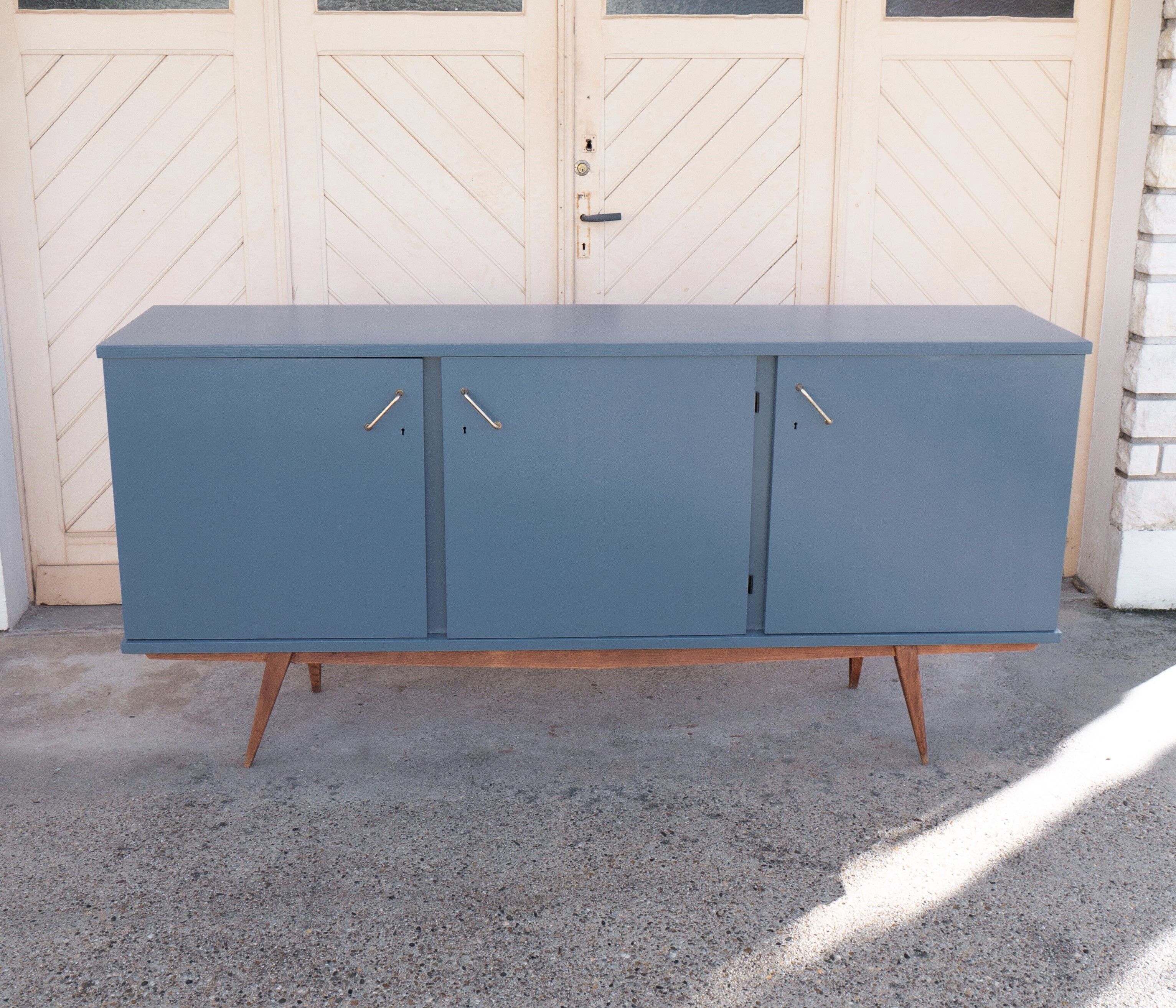 Sideboard feet compass