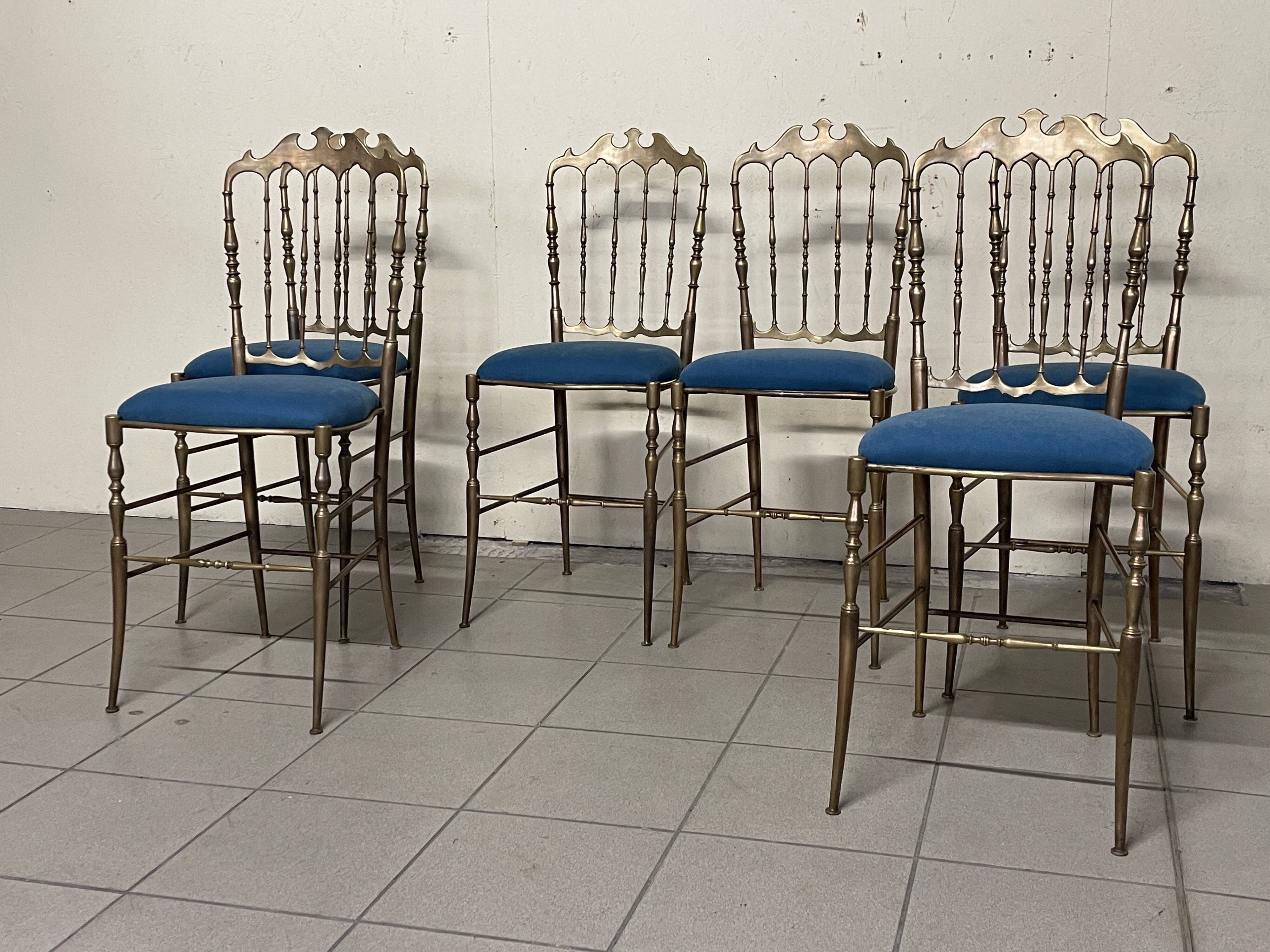 Ensemble de 6 chaises Chiavarine des années 1950 en laiton et tissu.