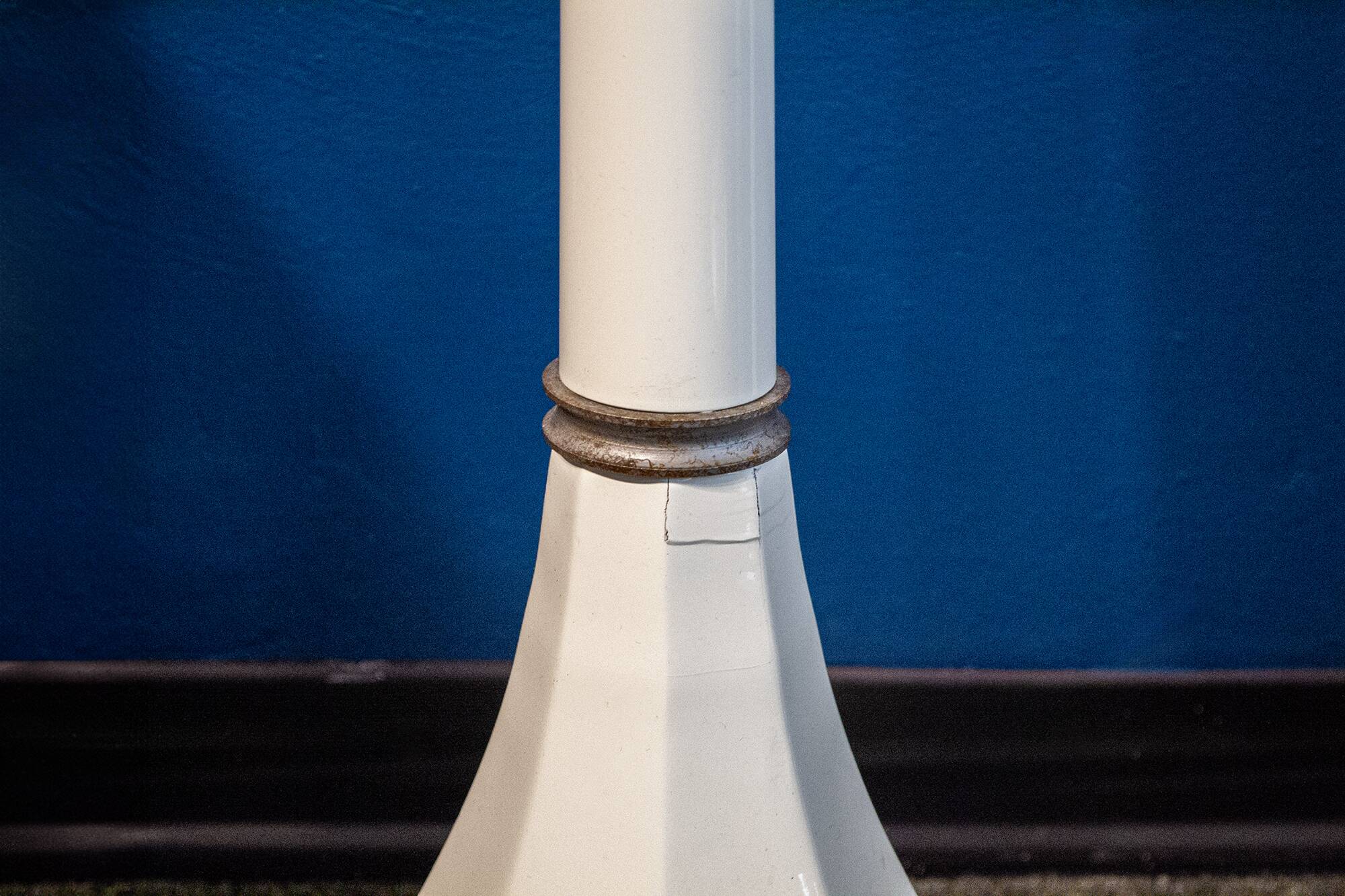 Lampada da terra in metallo smaltato di Pouenat, Francia Anni '70