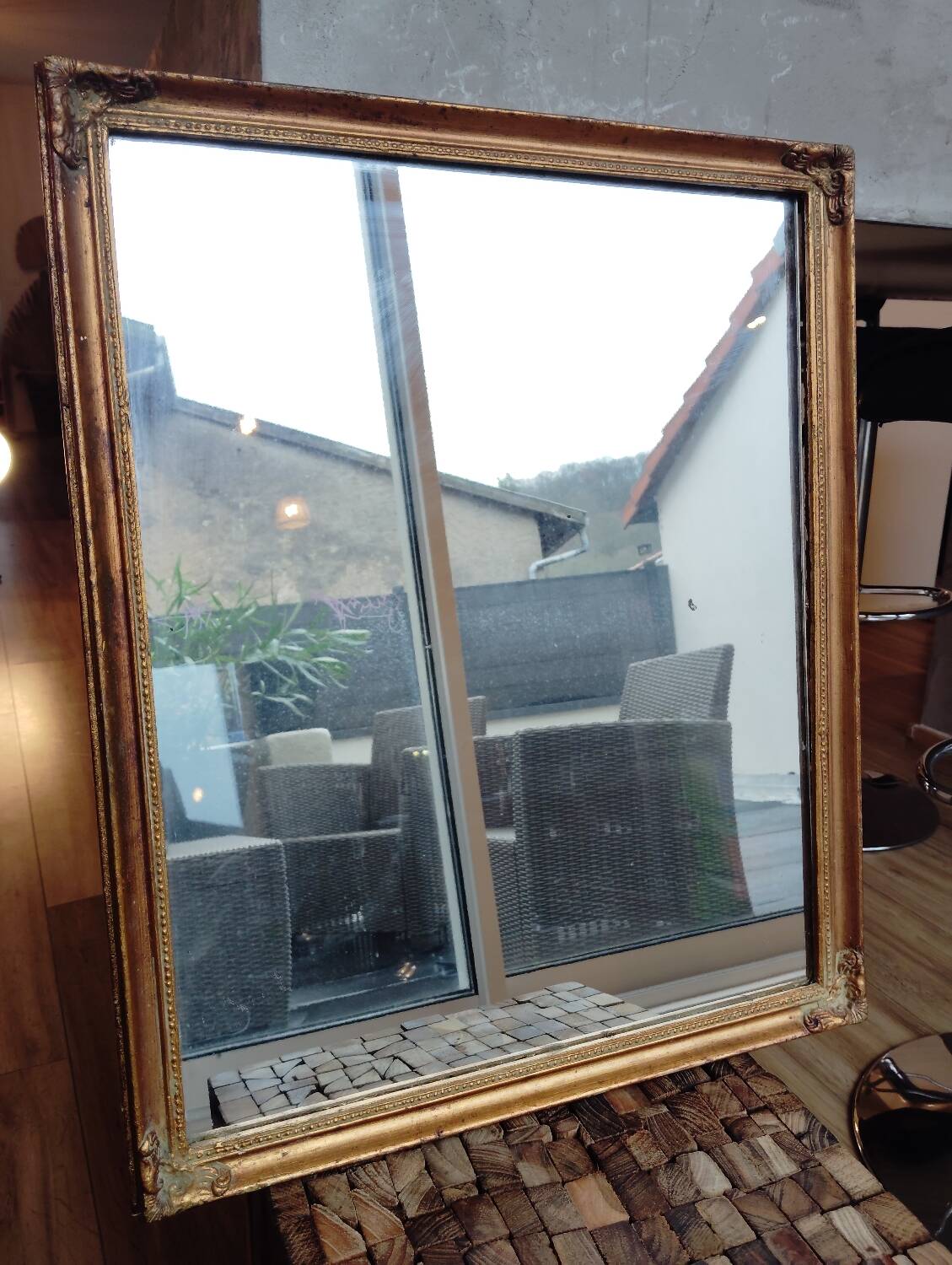 Miroir en bois, doré à la feuille d'or.